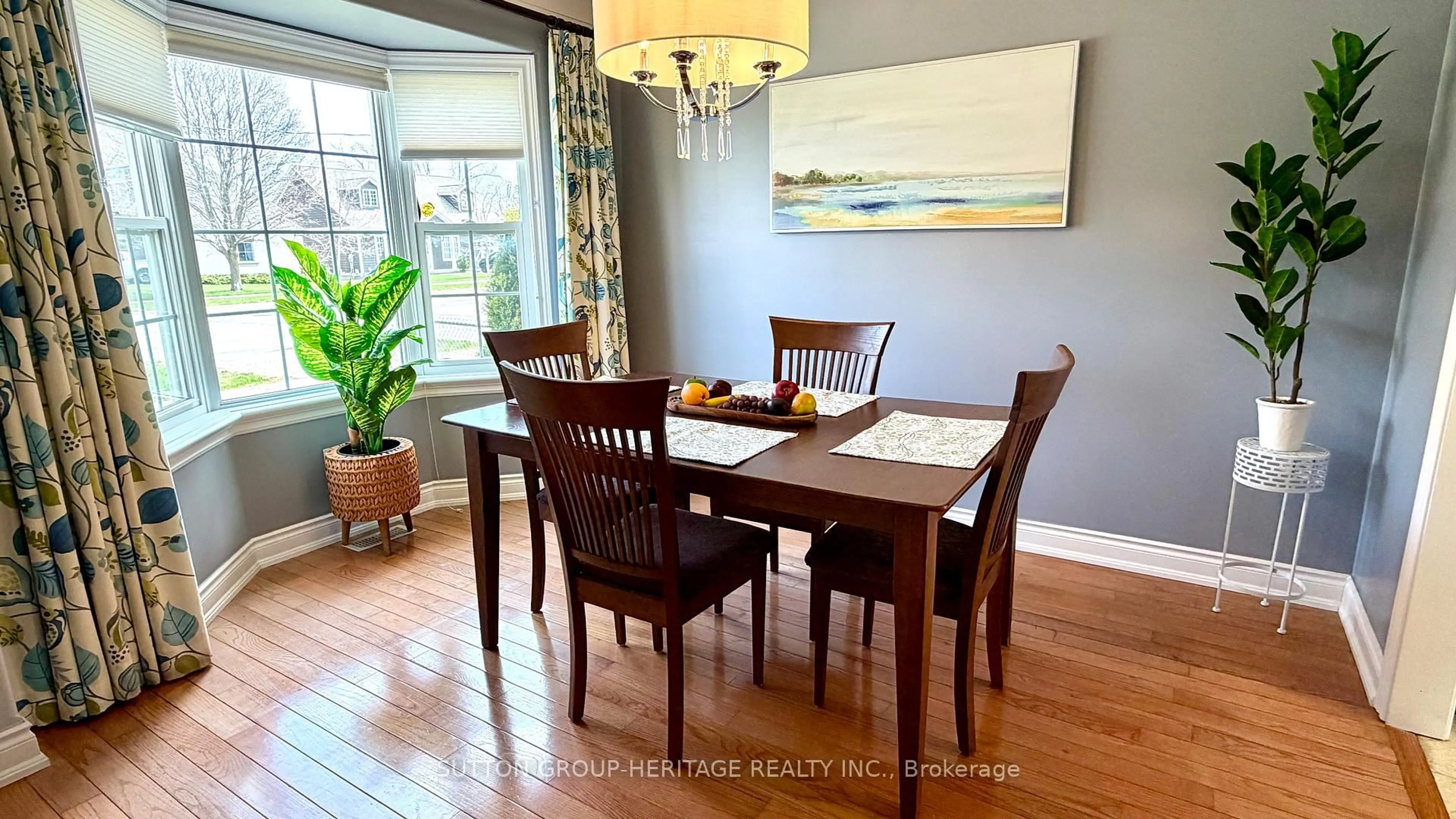 Dining room, wood/laminate floor for 227 Victoria Ave, Kawartha Lakes Ontario K9V 6C9