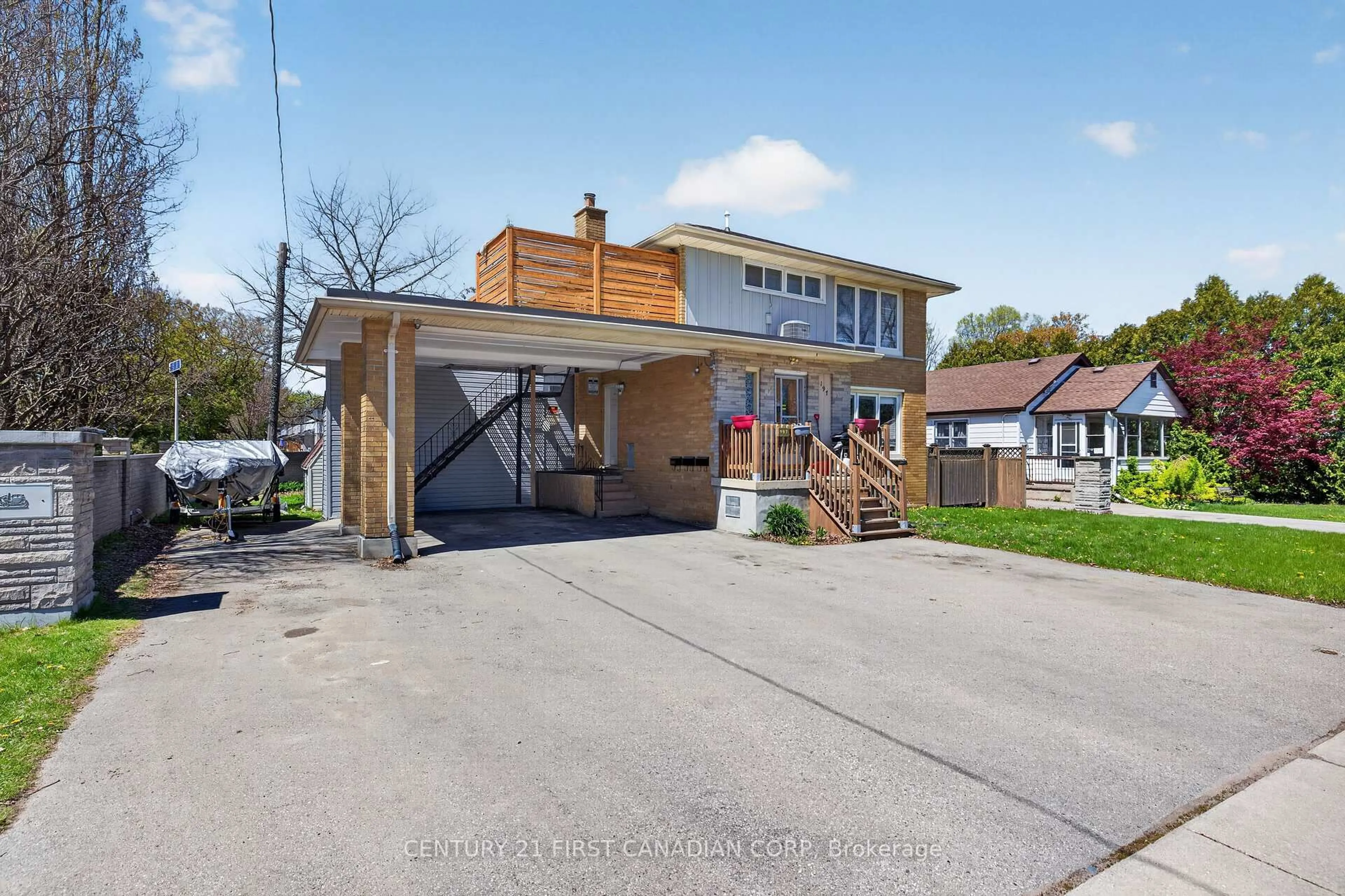 A pic from outside/outdoor area/front of a property/back of a property/a pic from drone, street for 197 Barker St, London East Ontario N5Y 1Y2