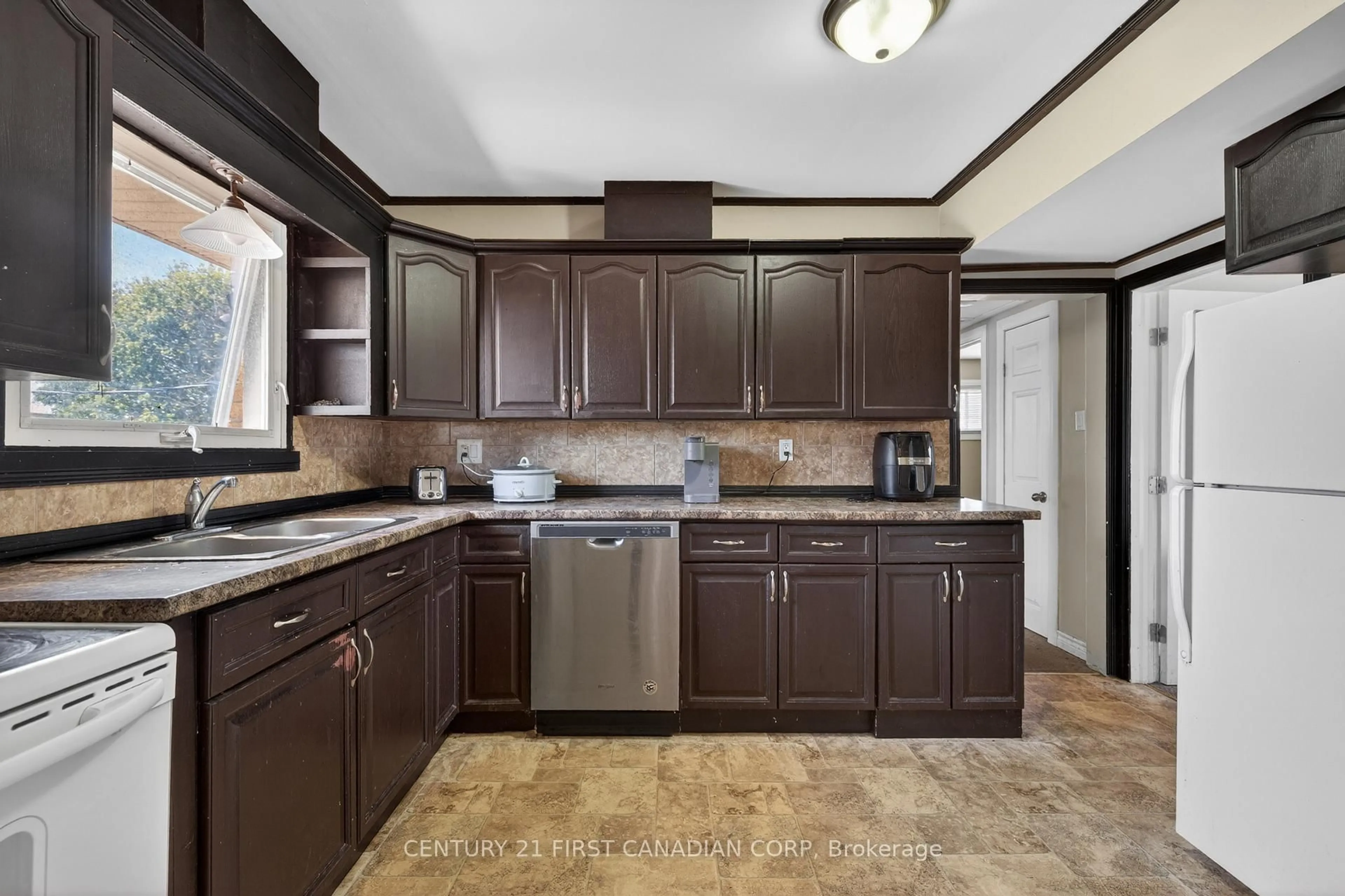 Standard kitchen, ceramic/tile floor for 197 Barker St, London East Ontario N5Y 1Y2