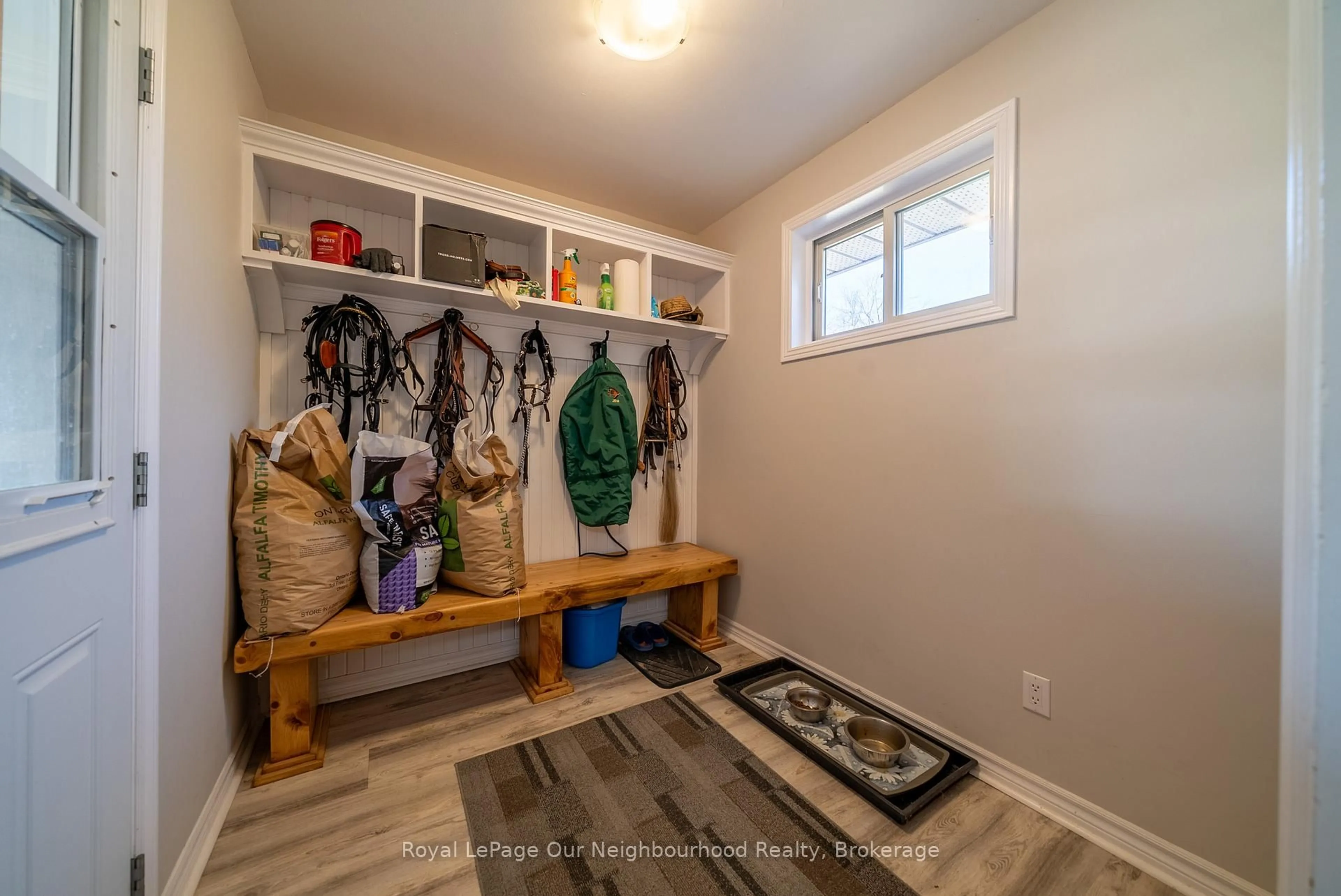 Indoor entryway for 504 Wiley Rd, Quinte West Ontario K0K 3M0