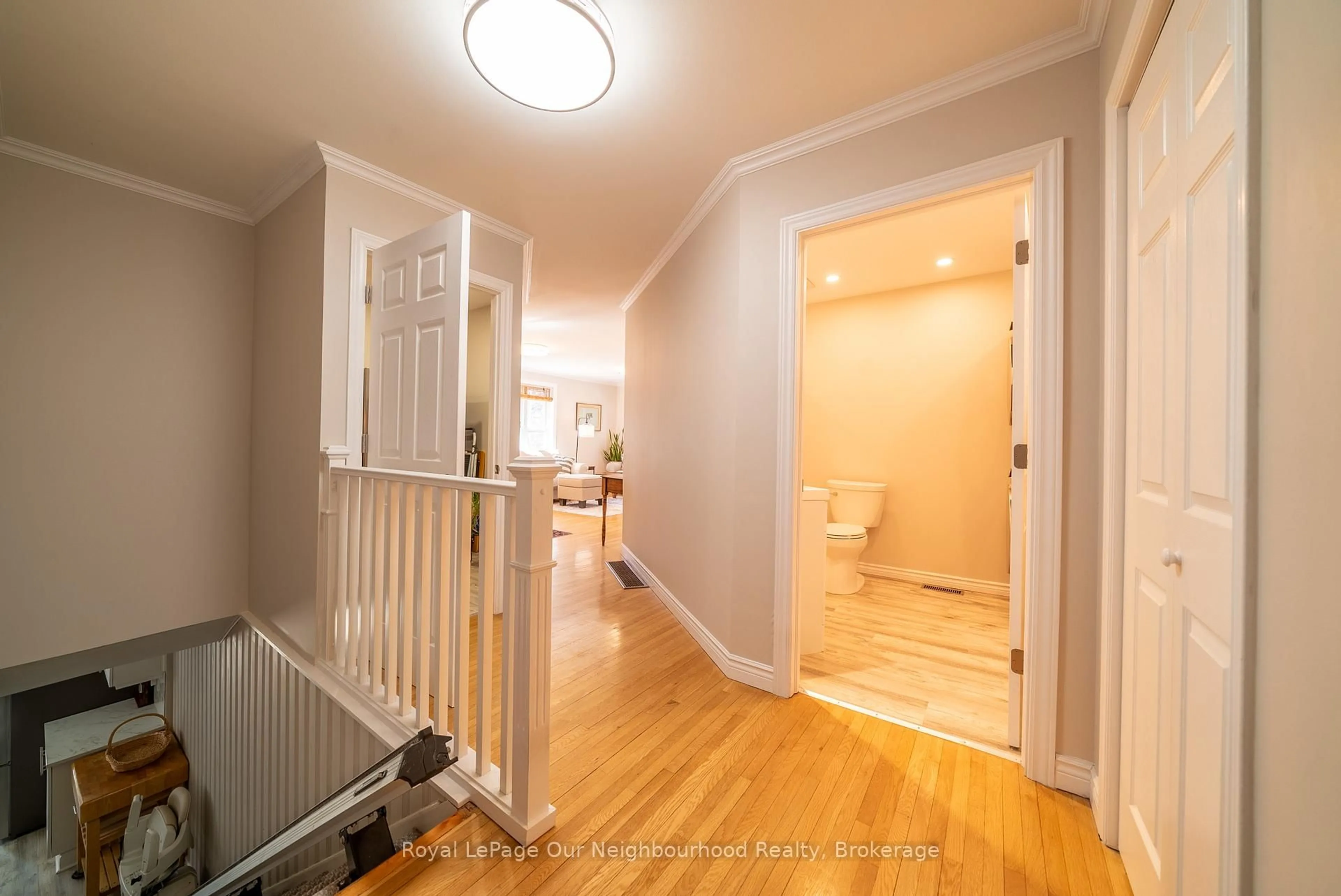 Indoor entryway for 504 Wiley Rd, Quinte West Ontario K0K 3M0