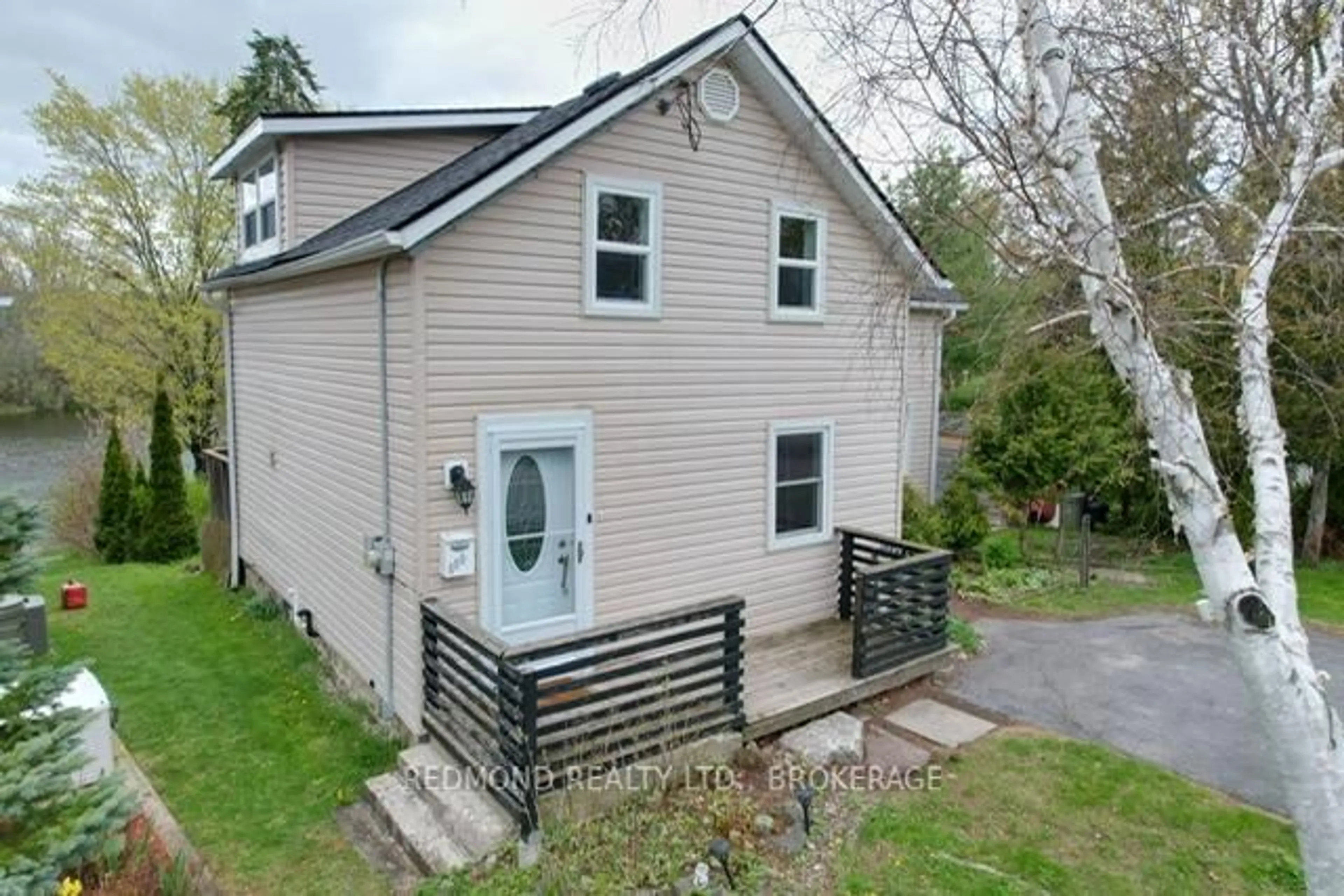 A pic from outside/outdoor area/front of a property/back of a property/a pic from drone, street for 590 Queen St, Gananoque Ontario K7G 2B1