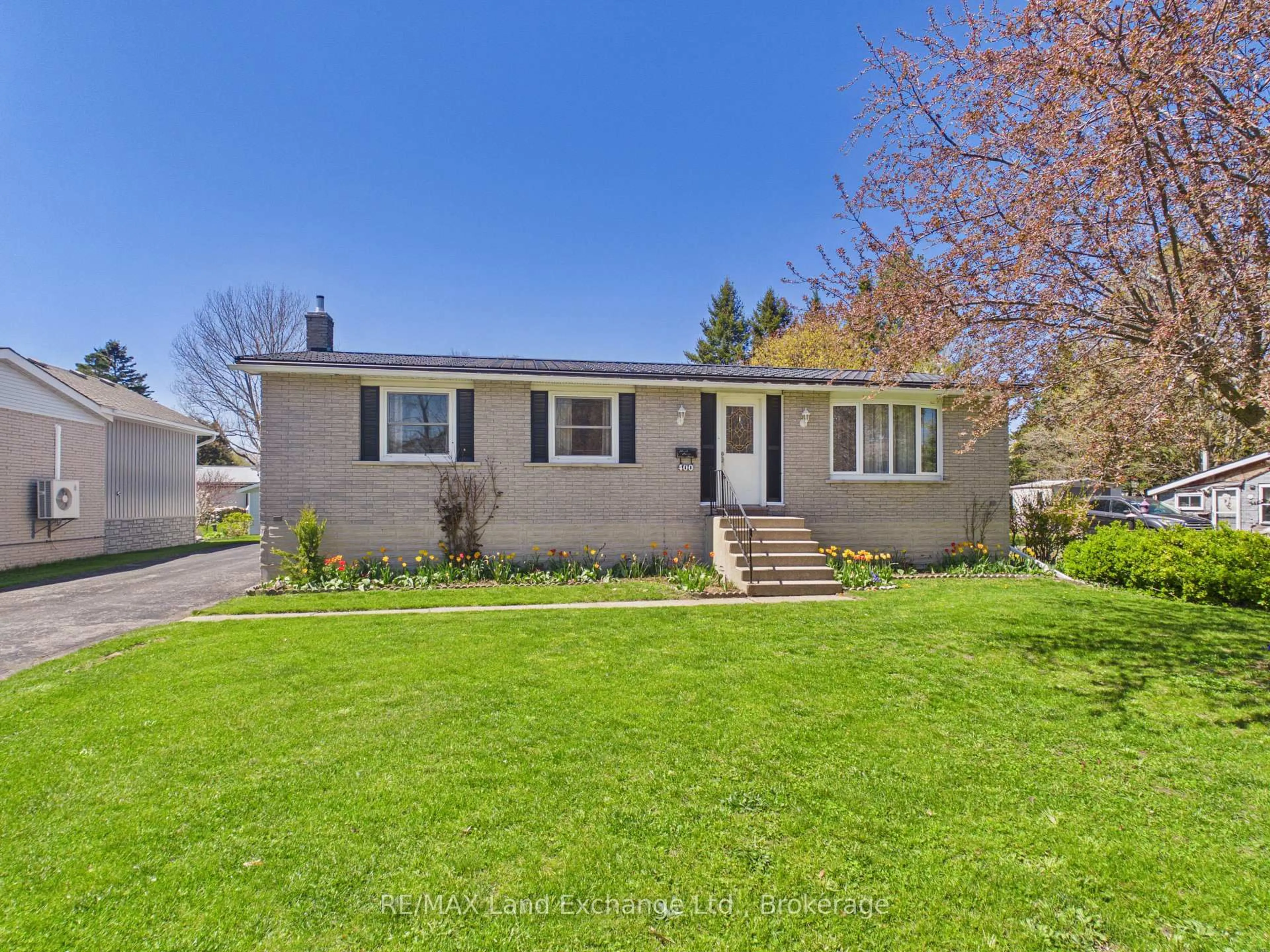 Home with vinyl exterior material, street for 400 Adelaide St, Kincardine Ontario N2Z 2W2