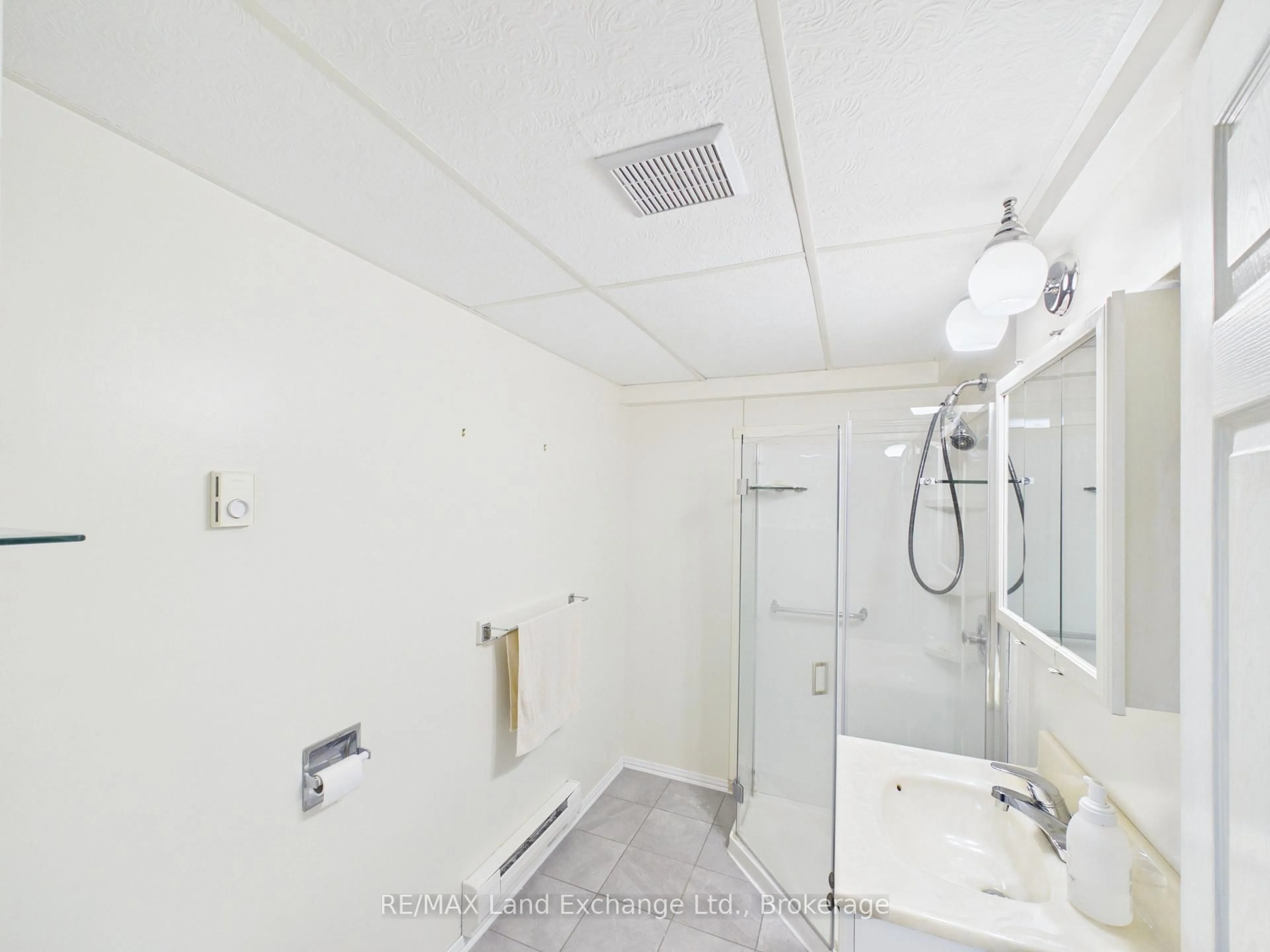 Standard bathroom, unknown for 400 Adelaide St, Kincardine Ontario N2Z 2W2