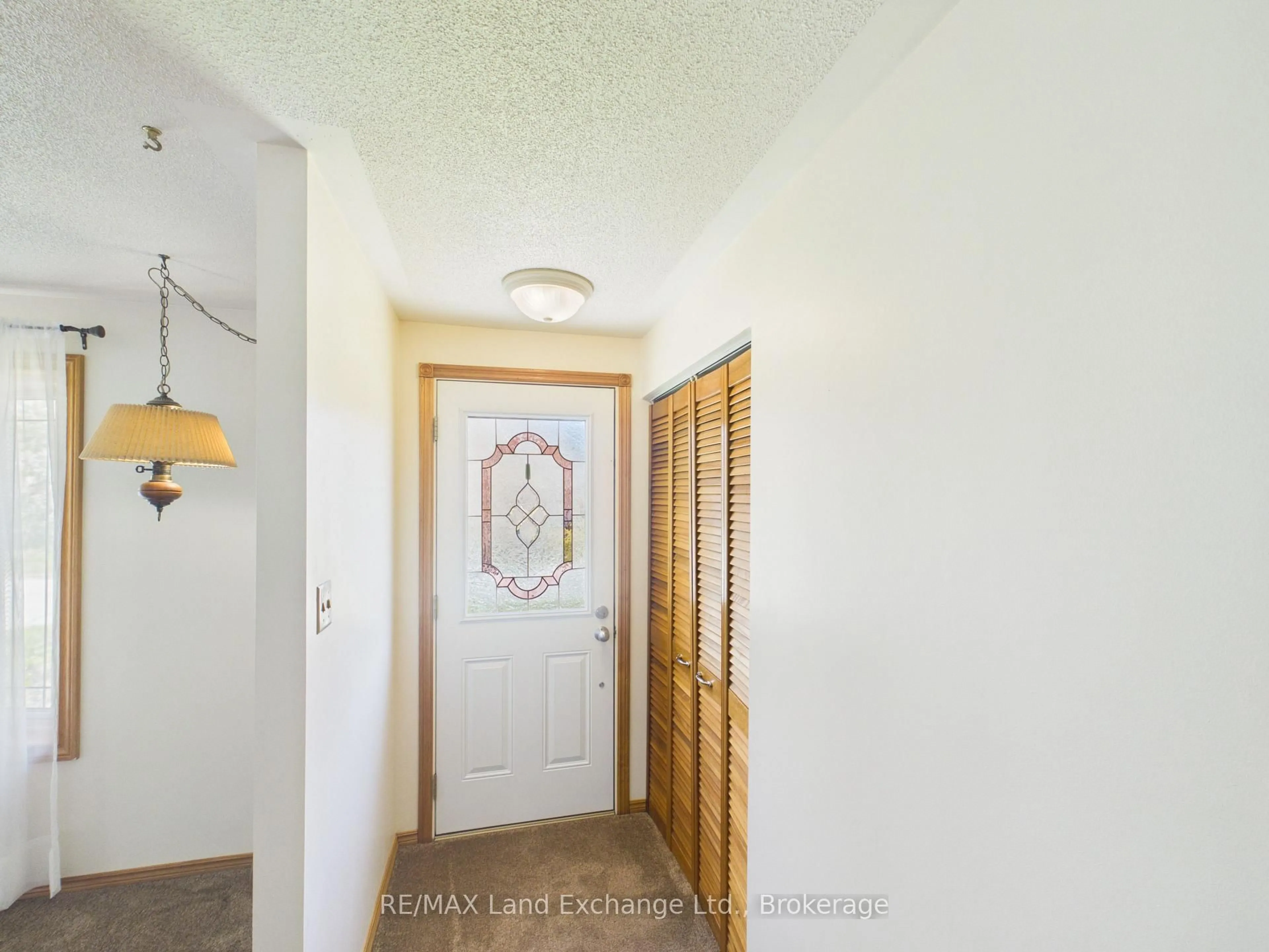 Indoor entryway for 400 Adelaide St, Kincardine Ontario N2Z 2W2