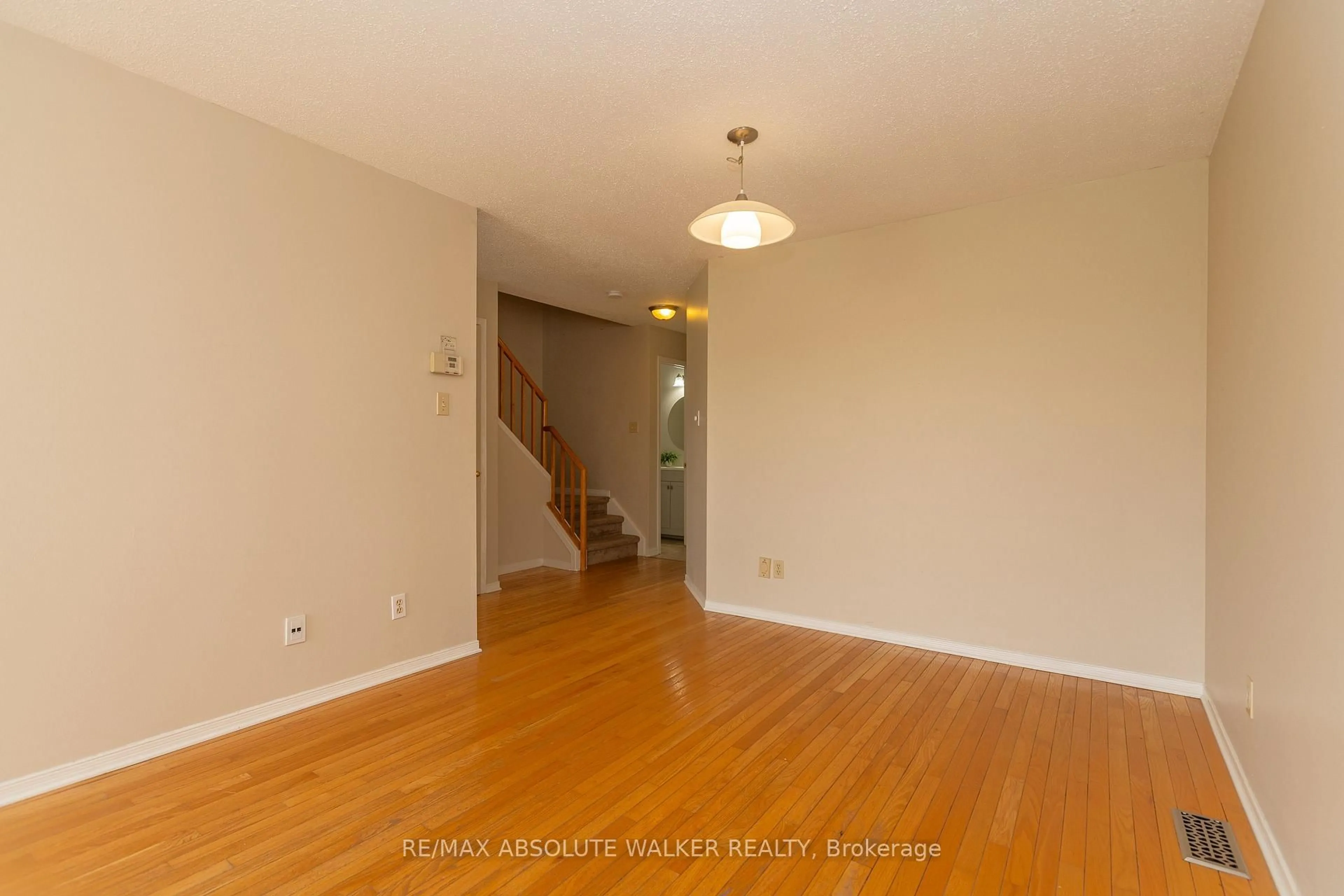 A pic of a room for 1411 Caravel Cres, Ottawa Ontario K1E 3X4