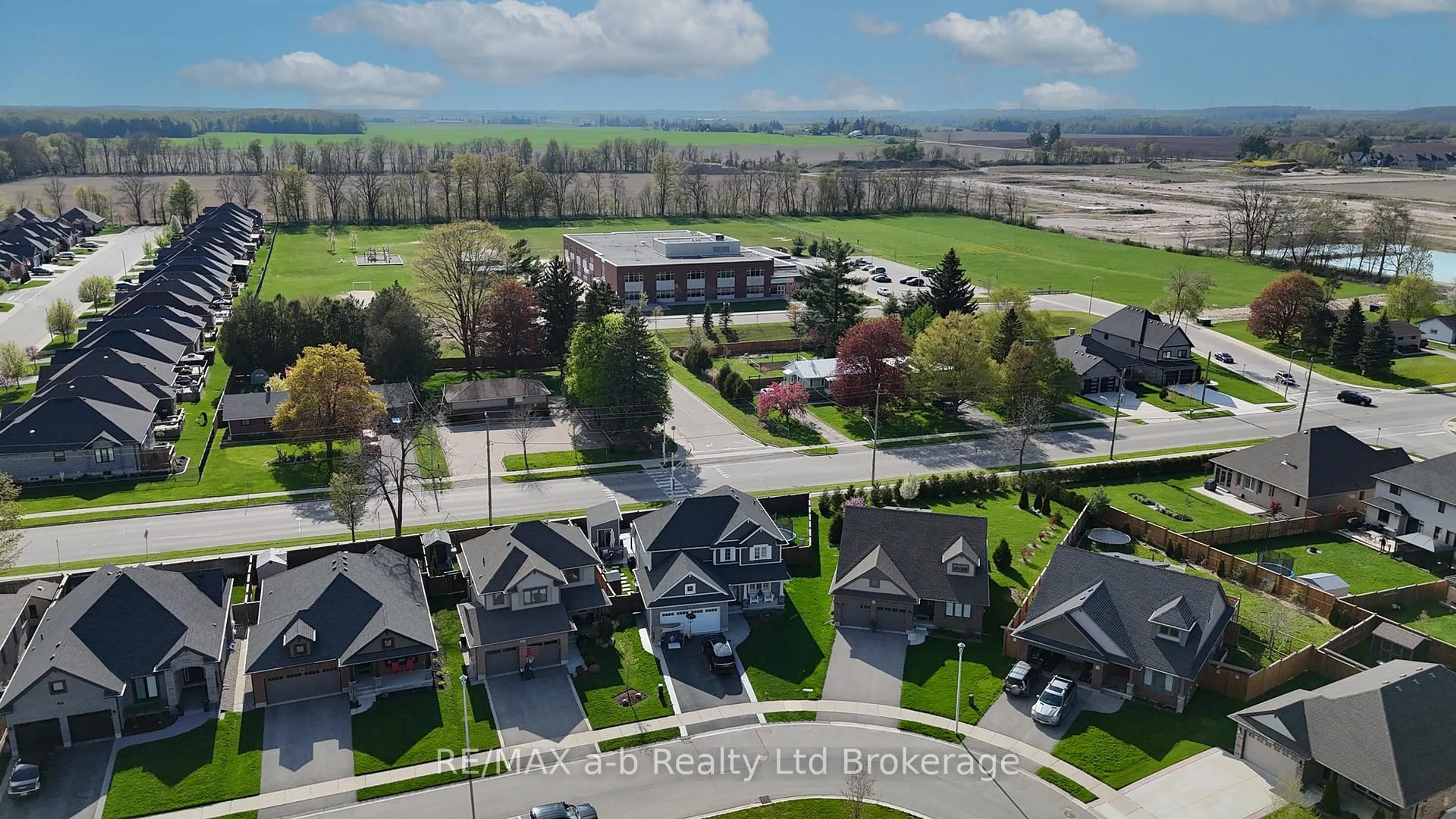 A pic from outside/outdoor area/front of a property/back of a property/a pic from drone, unknown for 7 Arnold St, Tillsonburg Ontario N4G 0G9