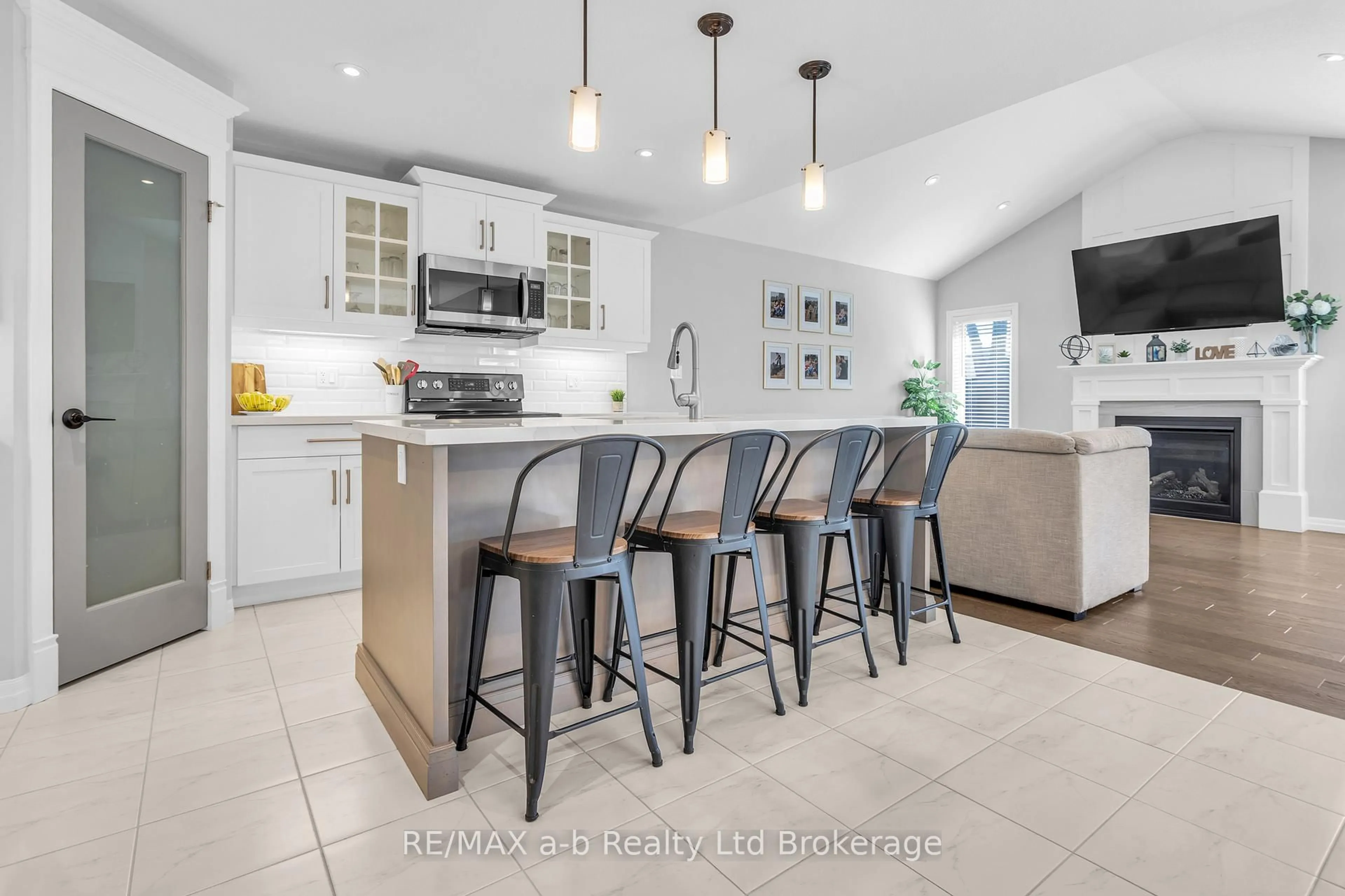 Open concept kitchen, ceramic/tile floor for 7 Arnold St, Tillsonburg Ontario N4G 0G9