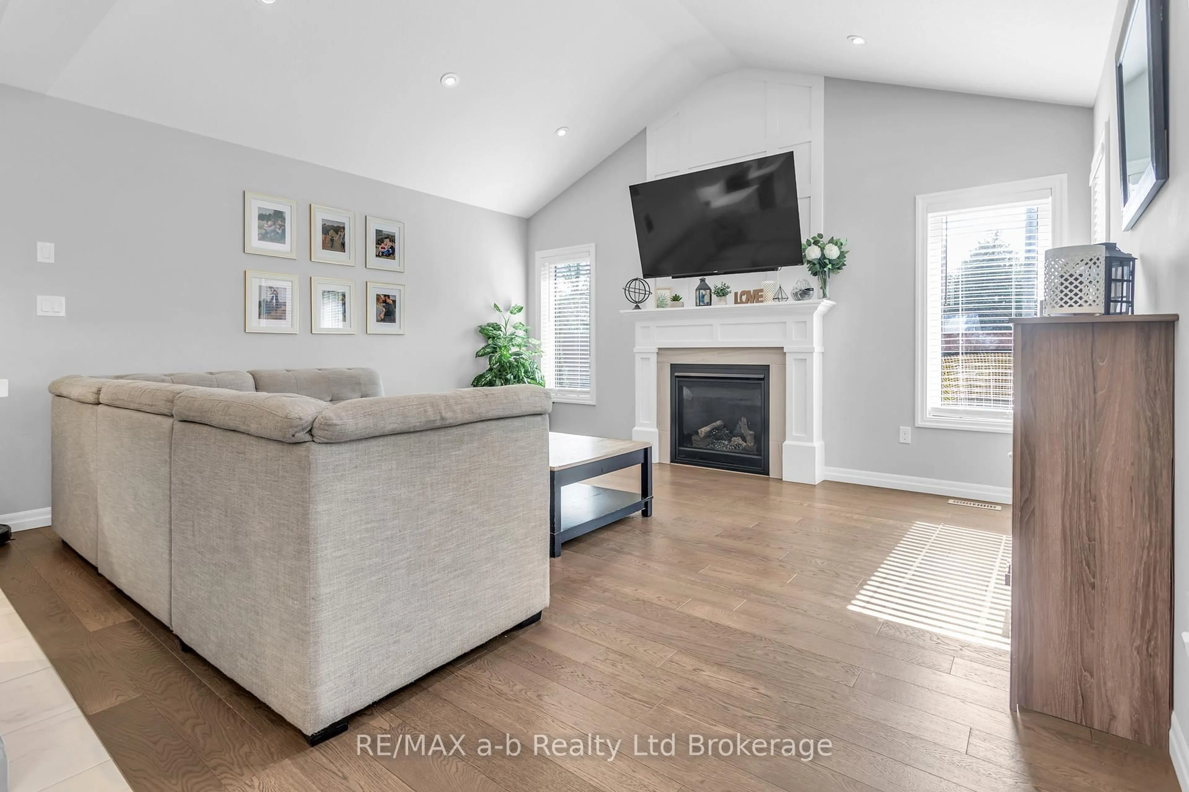 Living room with furniture, wood/laminate floor for 7 Arnold St, Tillsonburg Ontario N4G 0G9