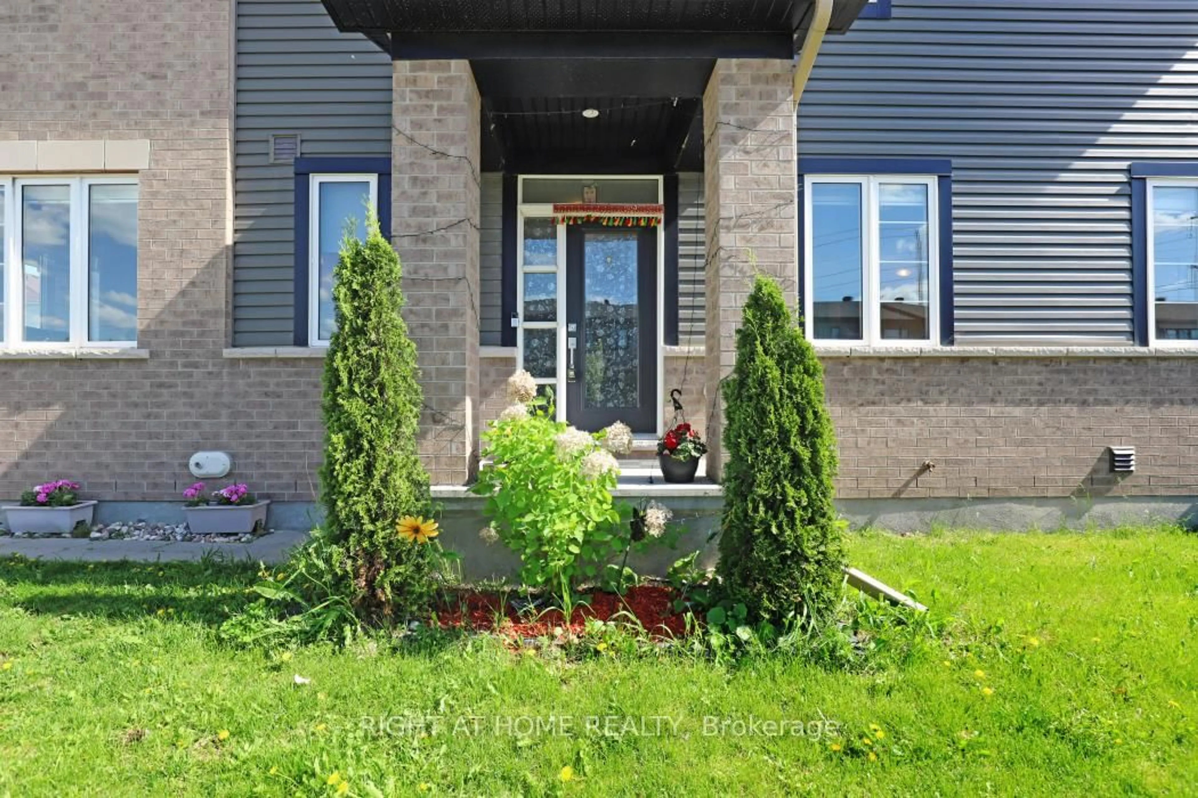 Unknown for 900 Serrano St, Orleans Ontario K4A 5L3