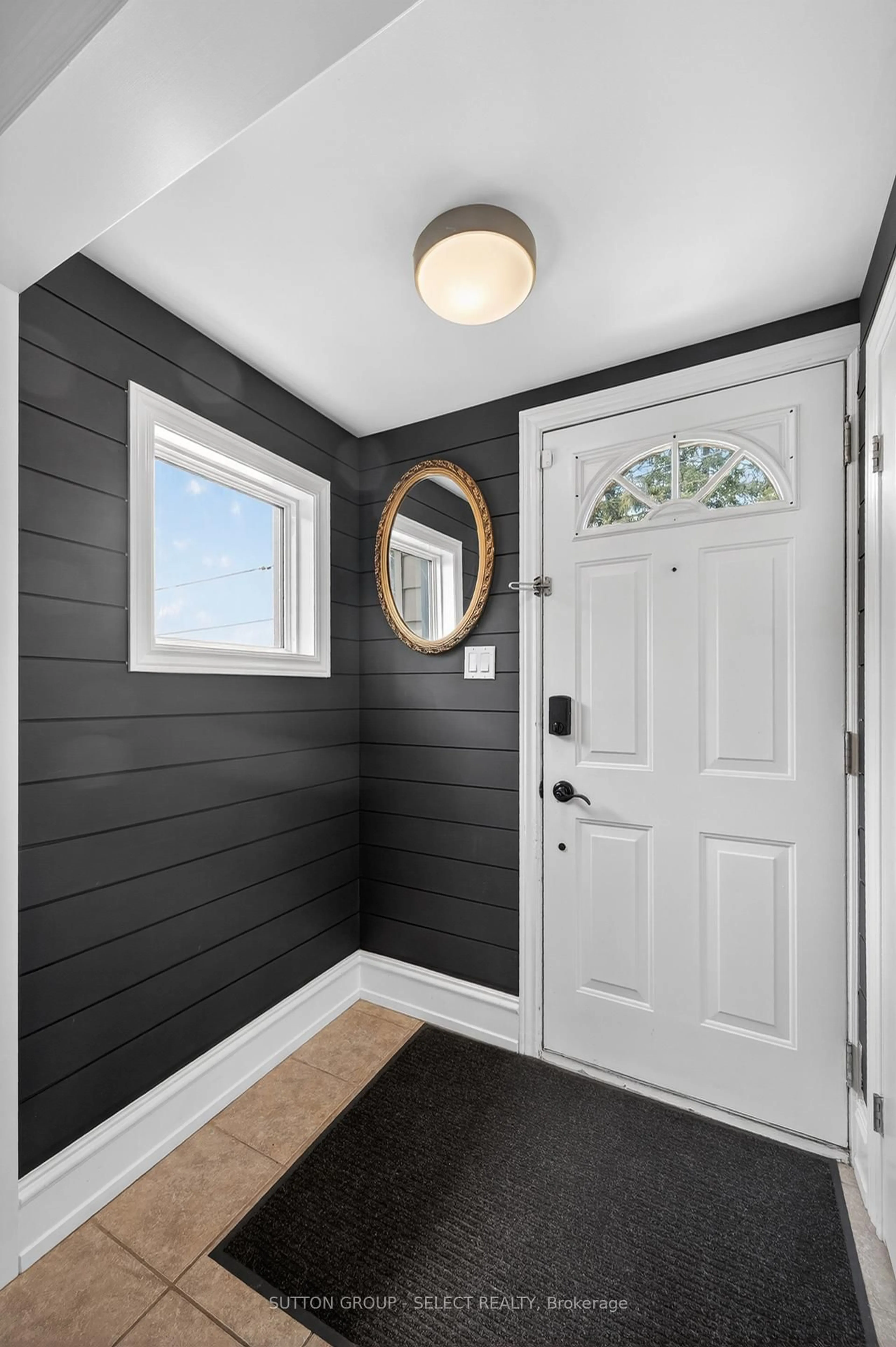 Indoor entryway for 48 Barker St, London East Ontario N5Y 1X6