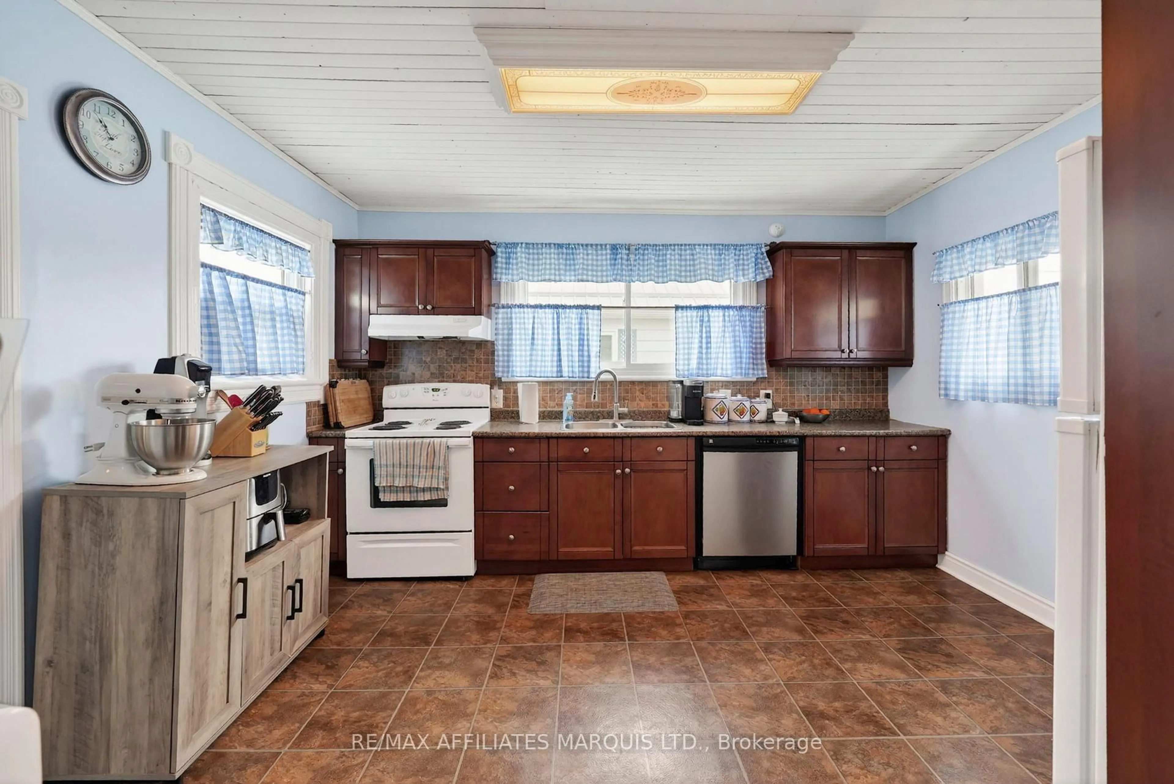 Standard kitchen, ceramic/tile floor for 335 Fifth St, Cornwall Ontario K6H 2L9