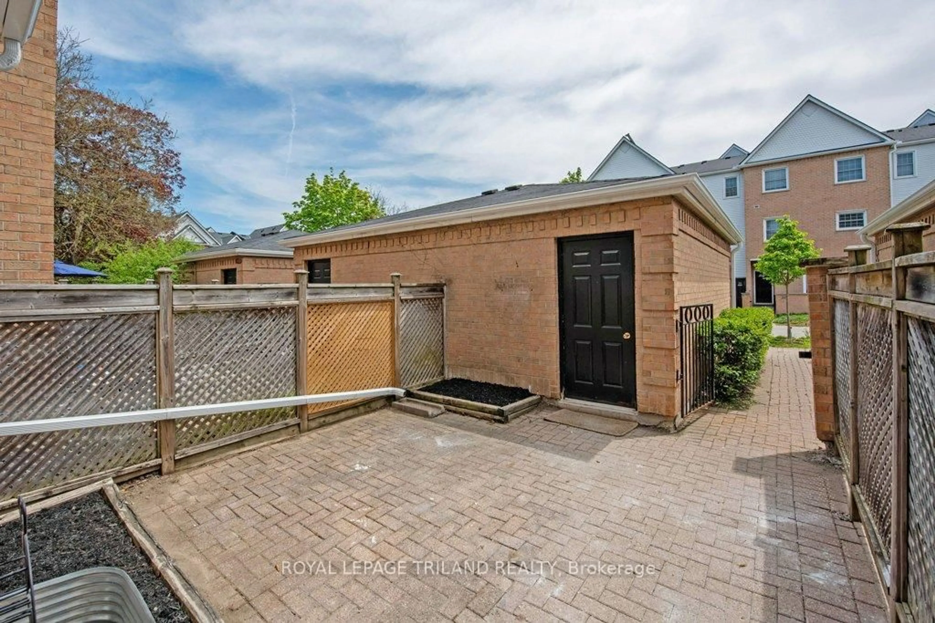 A pic from outside/outdoor area/front of a property/back of a property/a pic from drone, street for 1570 RICHMOND St #48, London North Ontario N6G 4W2