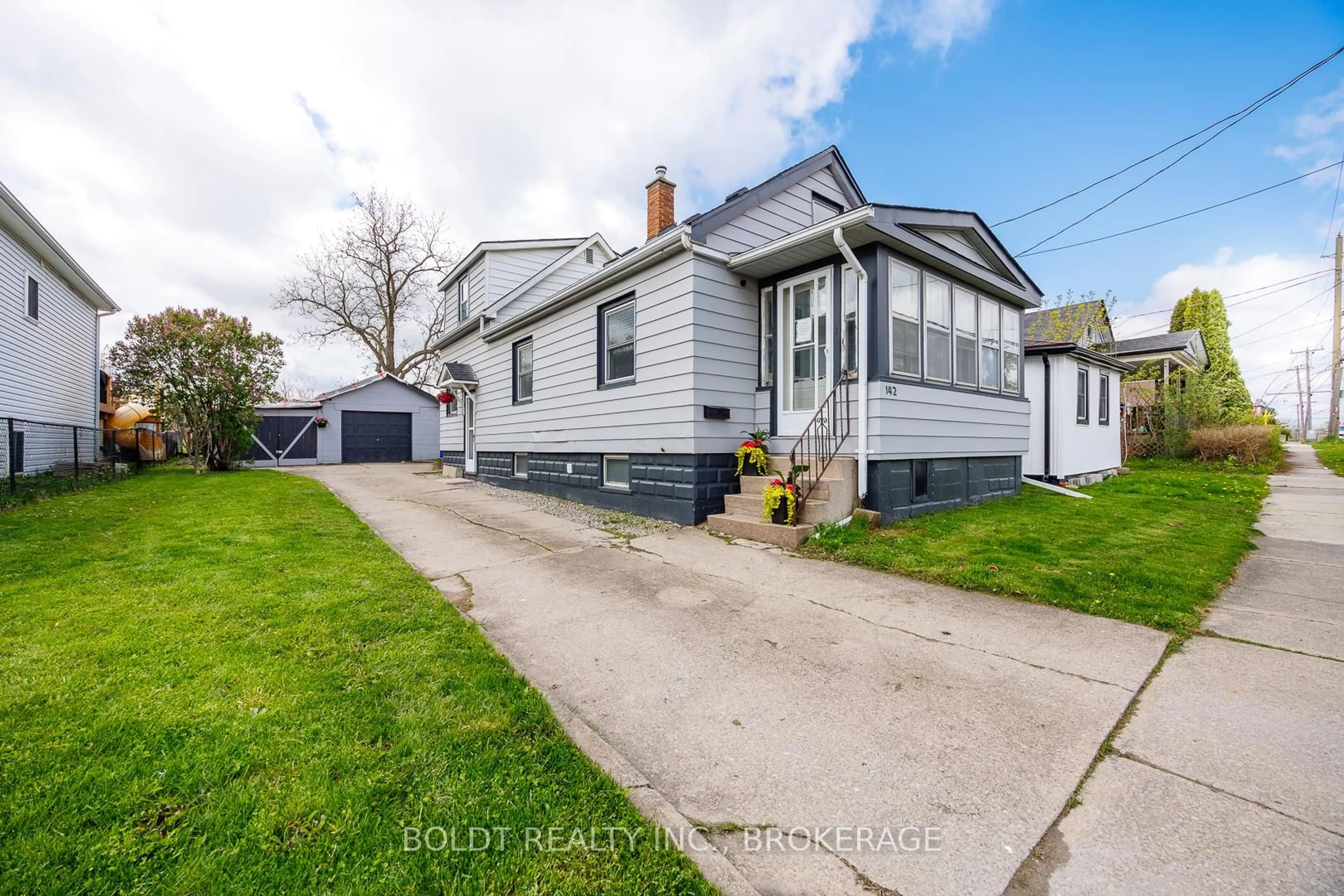 A pic from outside/outdoor area/front of a property/back of a property/a pic from drone, street for 142 CLARA St, Thorold Ontario L2V 1K3