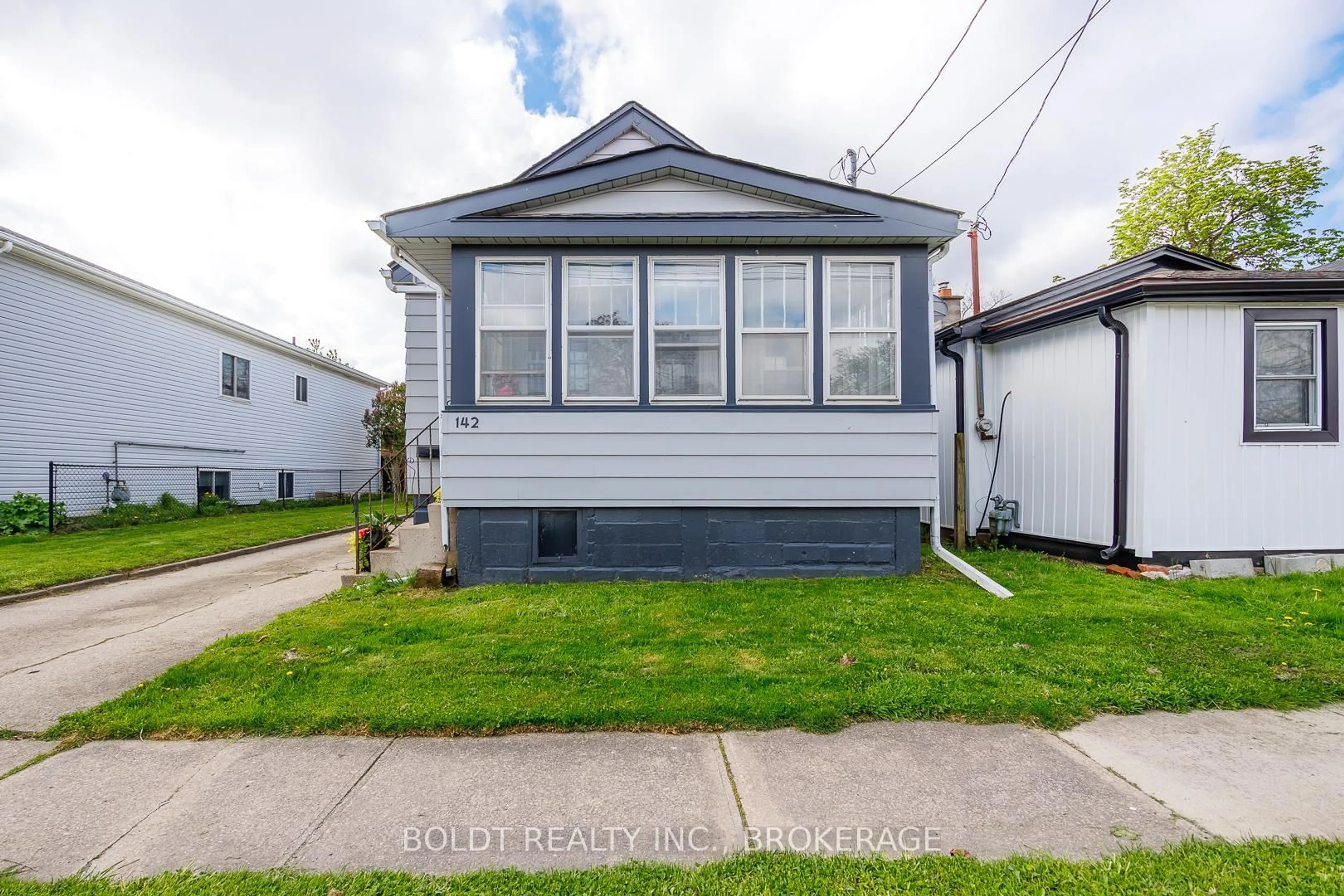 Home with vinyl exterior material, street for 142 CLARA St, Thorold Ontario L2V 1K3