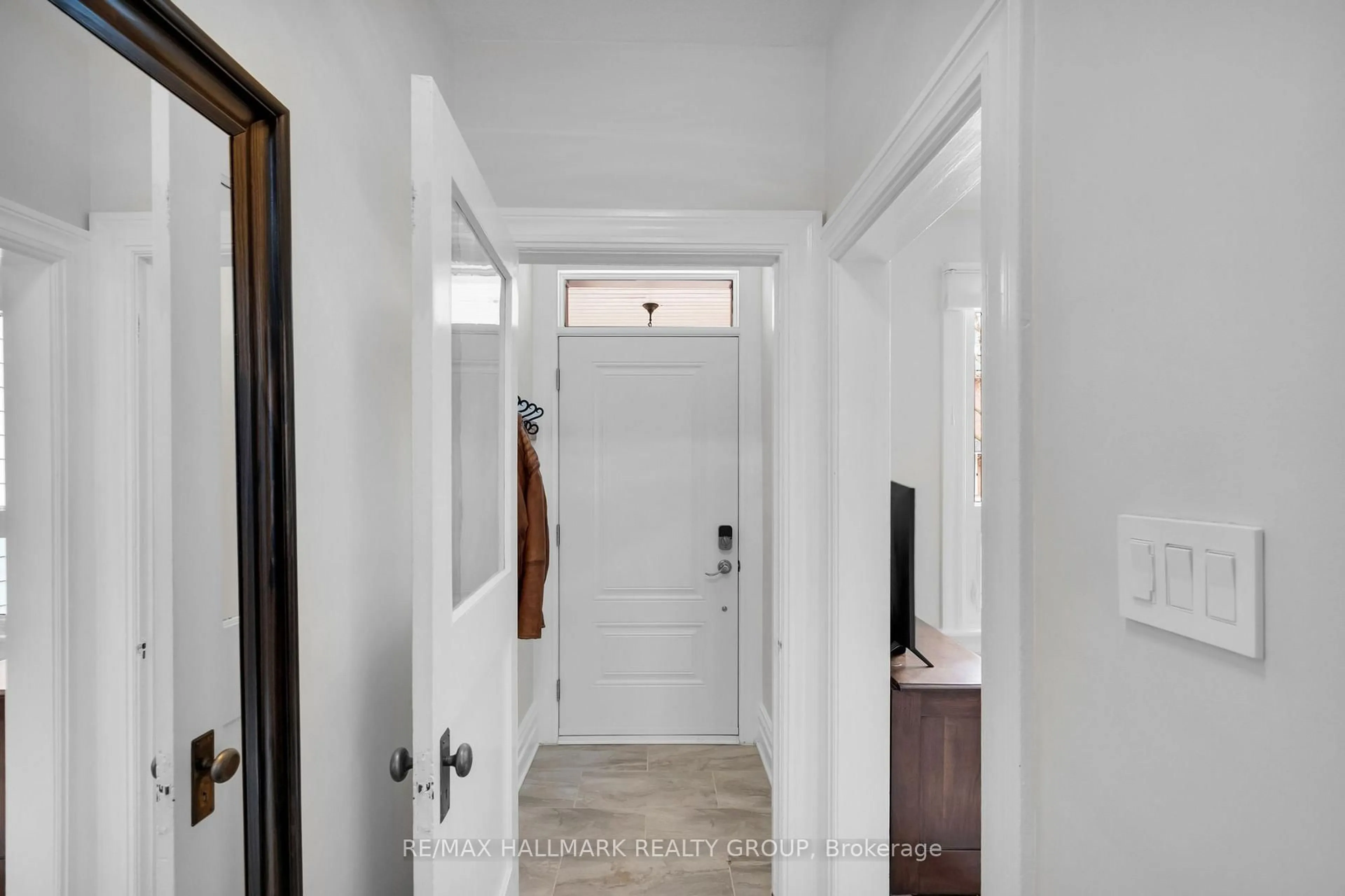 Indoor entryway for 46 HAVELOCK St, Ottawa Ontario K1S 0A6