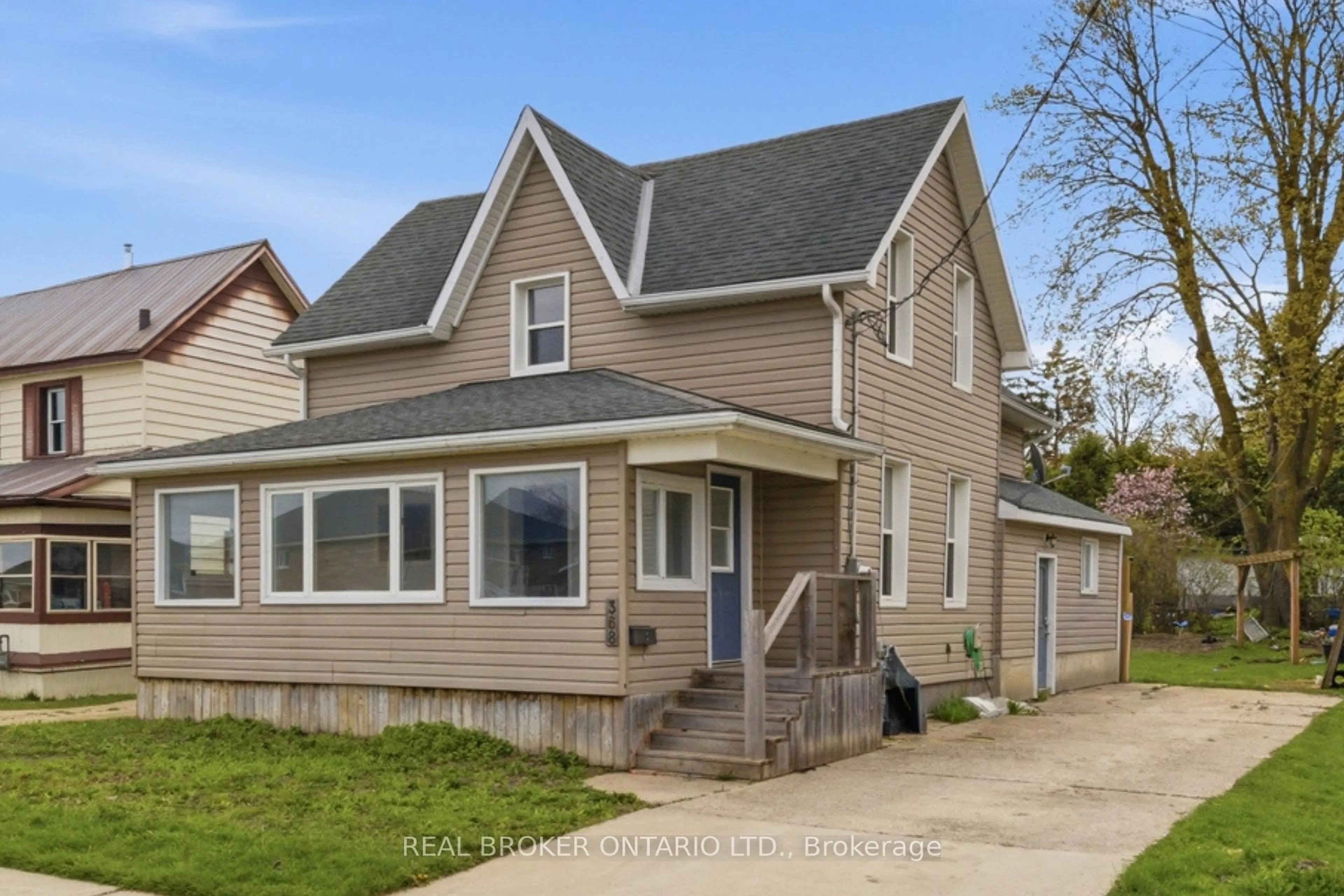 Home with vinyl exterior material, street for 368 Wellington Ave, North Perth Ontario N4W 2J2