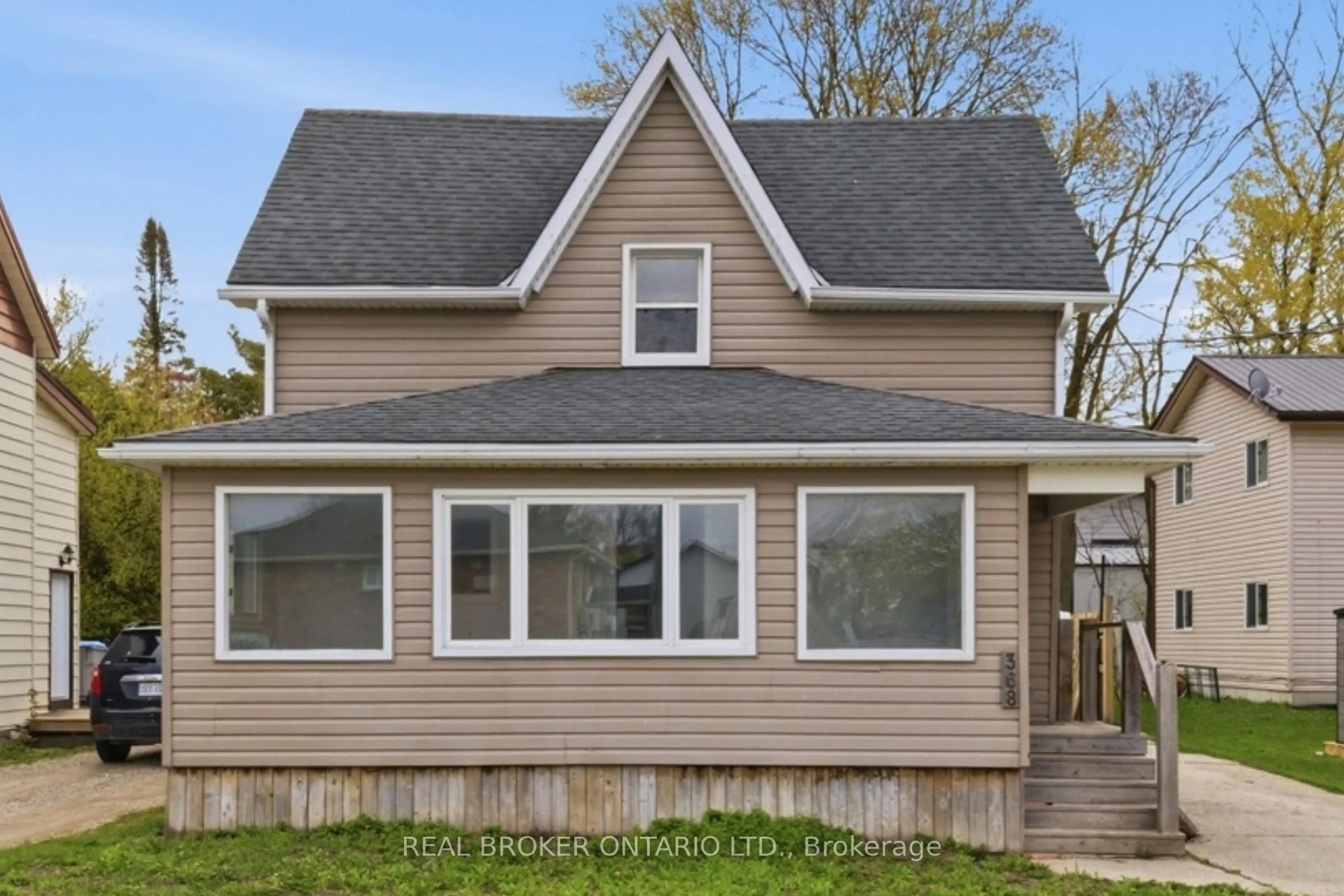 Home with vinyl exterior material, street for 368 Wellington Ave, North Perth Ontario N4W 2J2