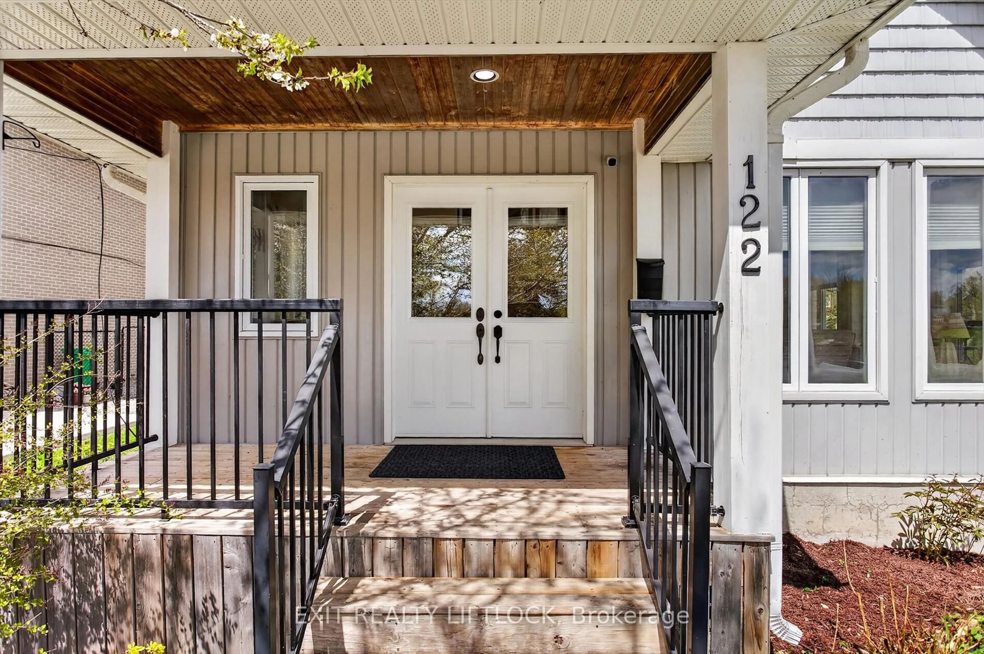 Indoor entryway for 122 Fradette Ave, Peterborough Ontario K9J 1T5