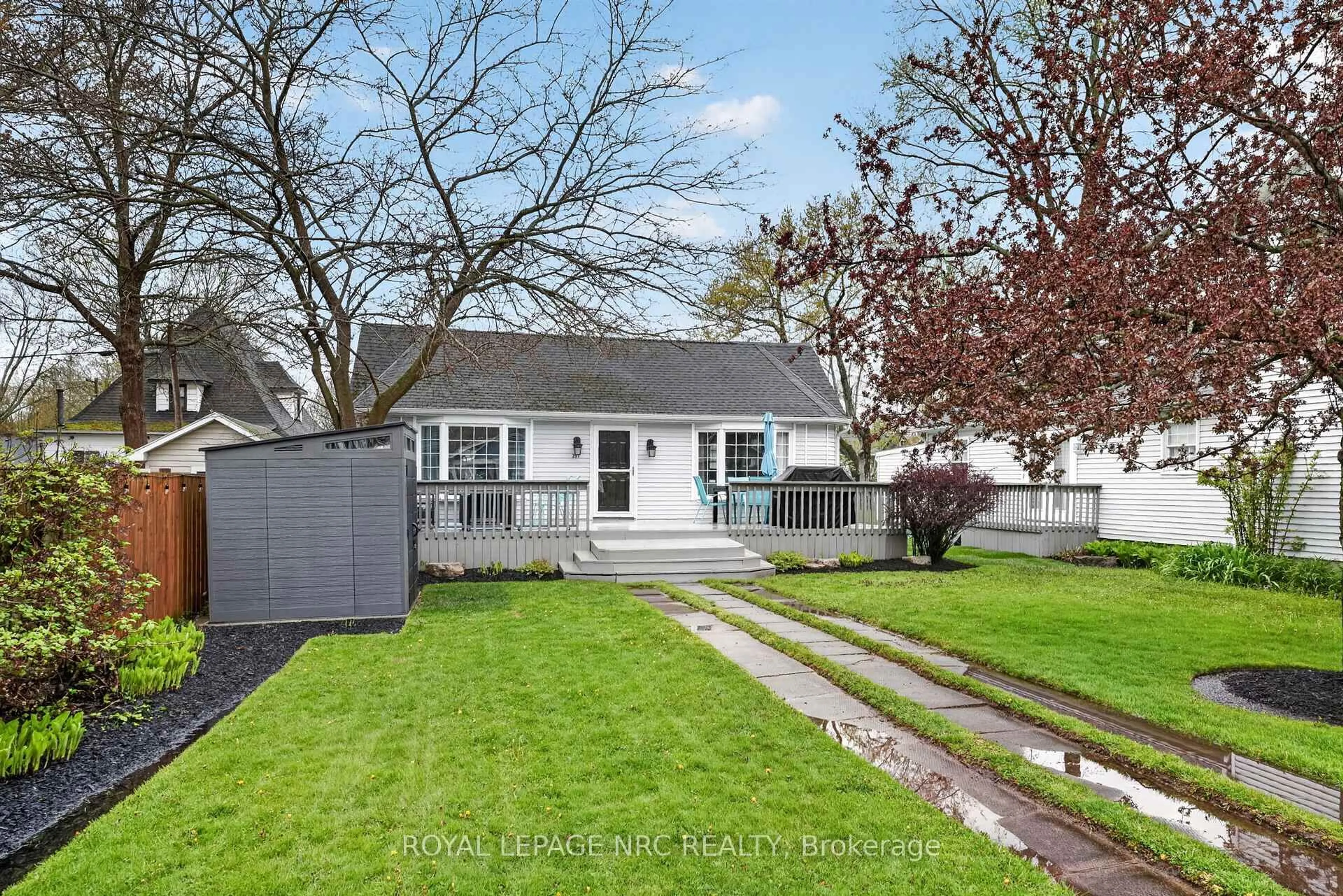 Home with vinyl exterior material, street for 291 Eastwood Ave, Fort Erie Ontario L0S 1B0