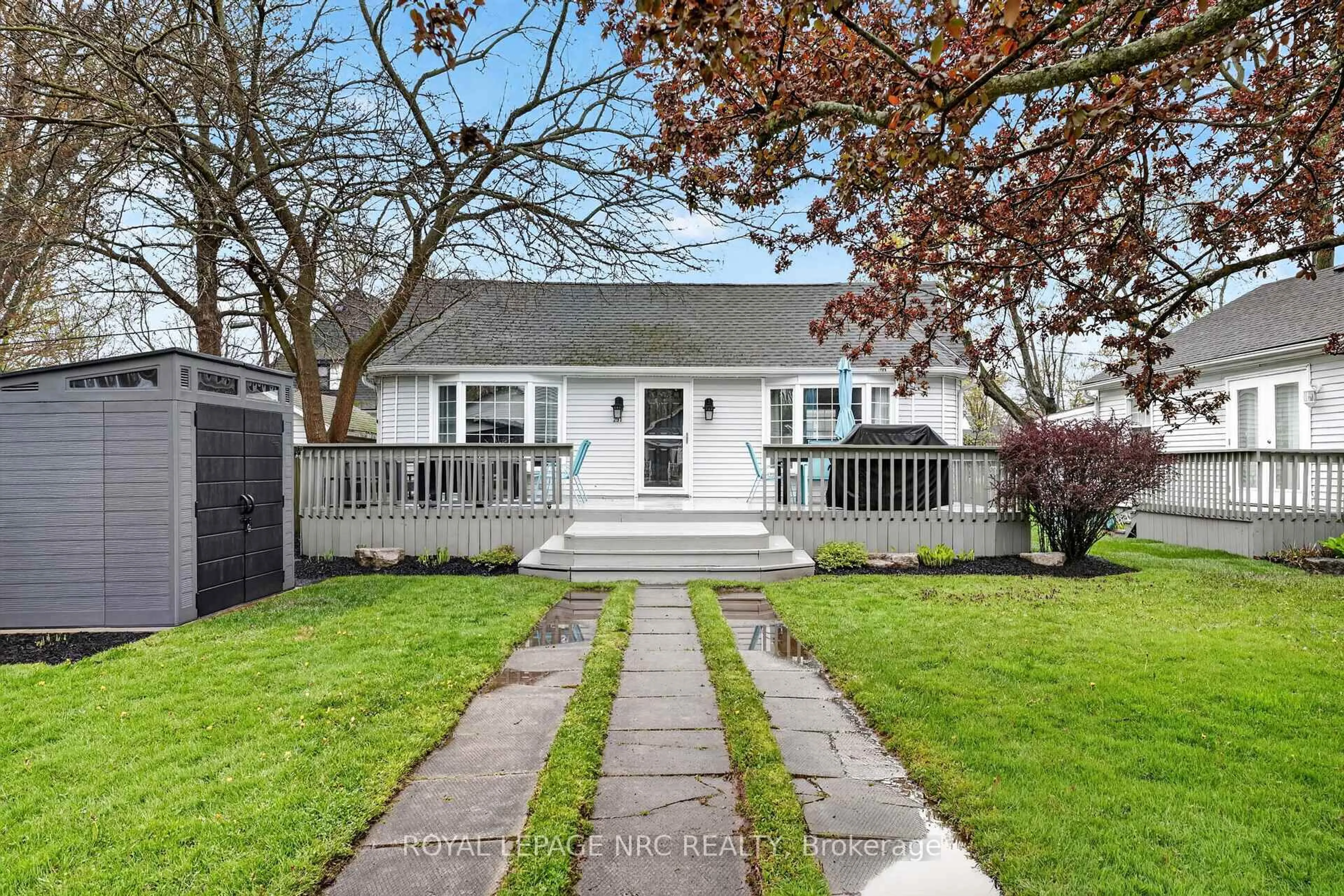 Home with vinyl exterior material, street for 291 Eastwood Ave, Fort Erie Ontario L0S 1B0