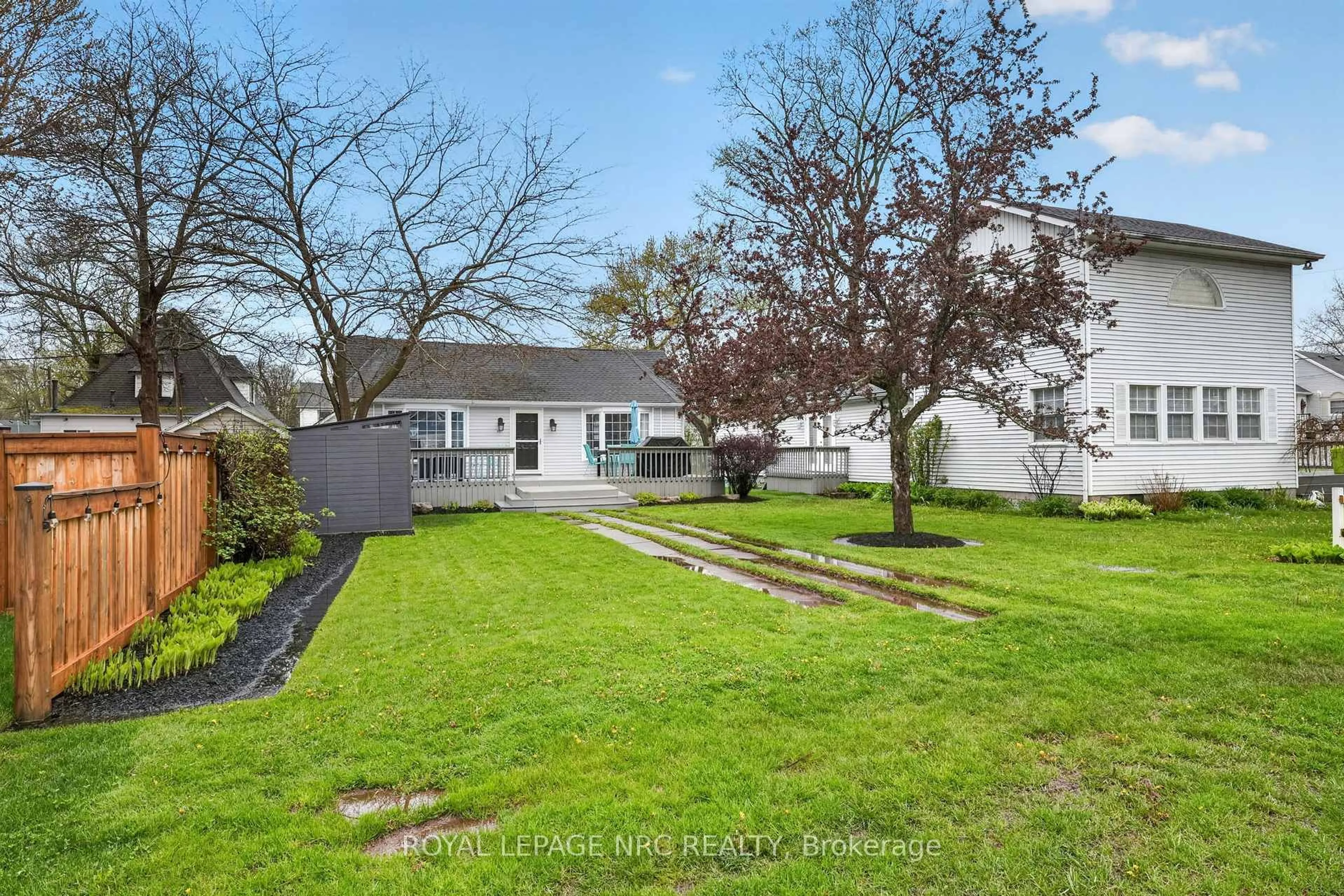 A pic from outside/outdoor area/front of a property/back of a property/a pic from drone, street for 291 Eastwood Ave, Fort Erie Ontario L0S 1B0