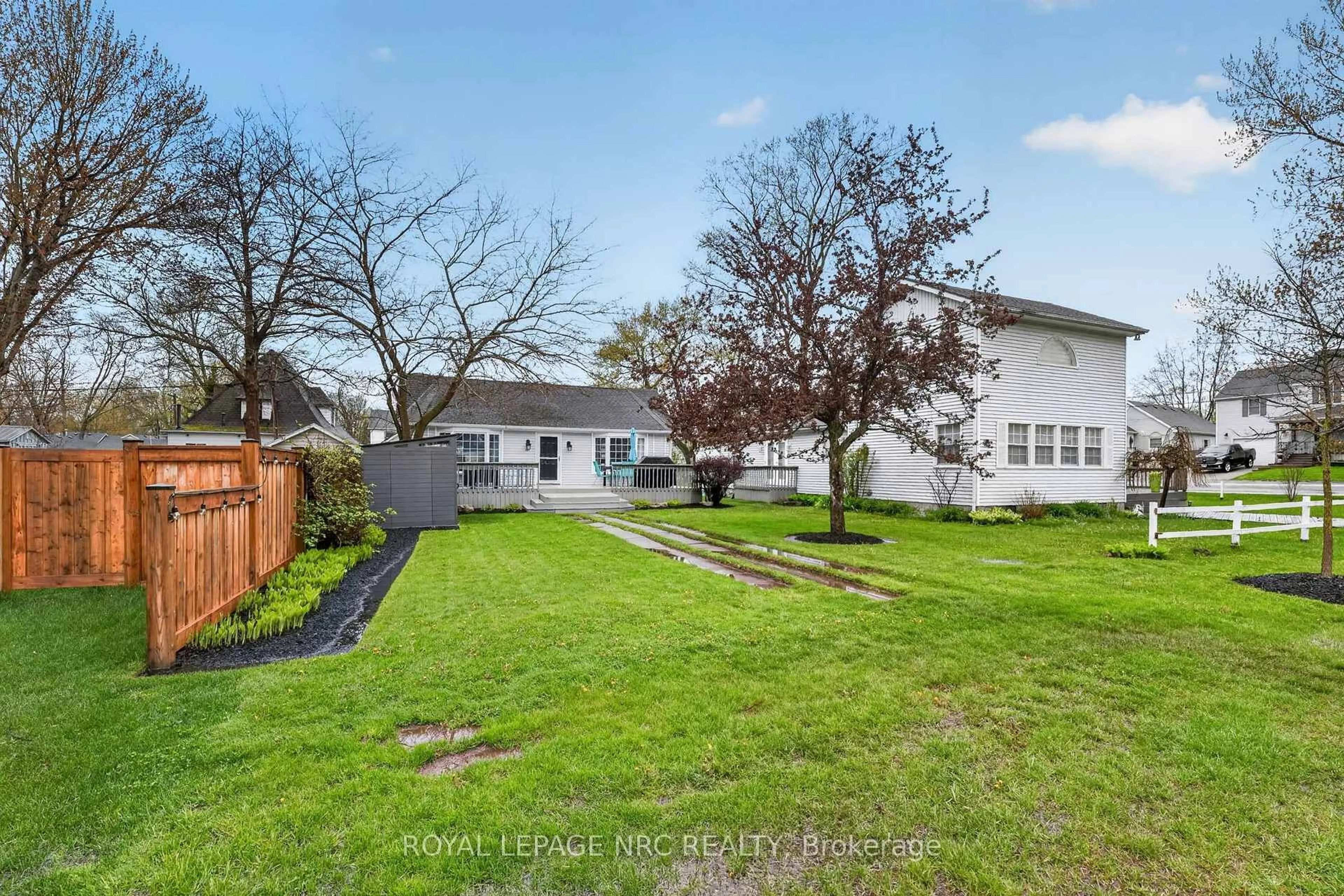 A pic from outside/outdoor area/front of a property/back of a property/a pic from drone, street for 291 Eastwood Ave, Fort Erie Ontario L0S 1B0