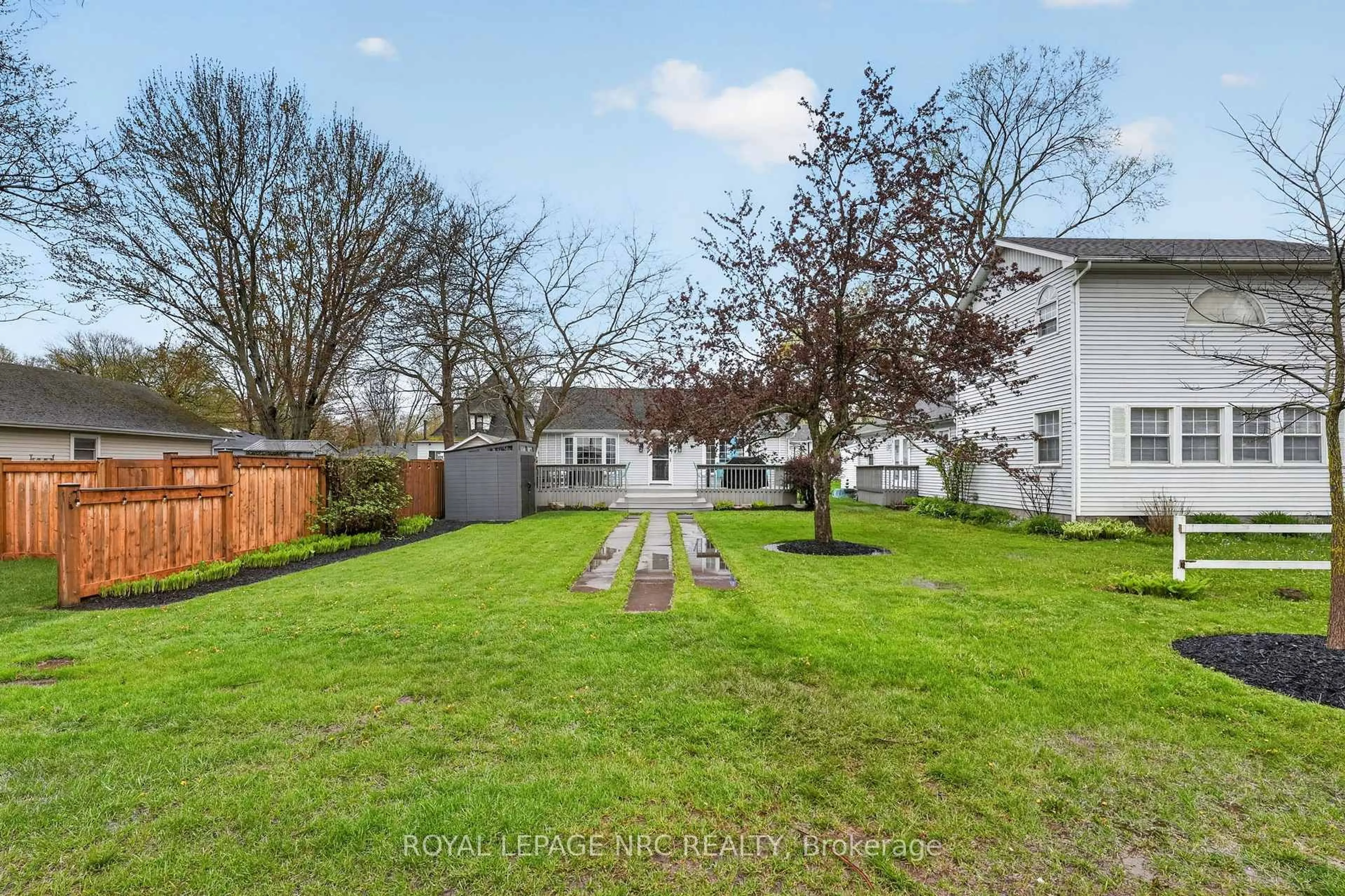 A pic from outside/outdoor area/front of a property/back of a property/a pic from drone, street for 291 Eastwood Ave, Fort Erie Ontario L0S 1B0