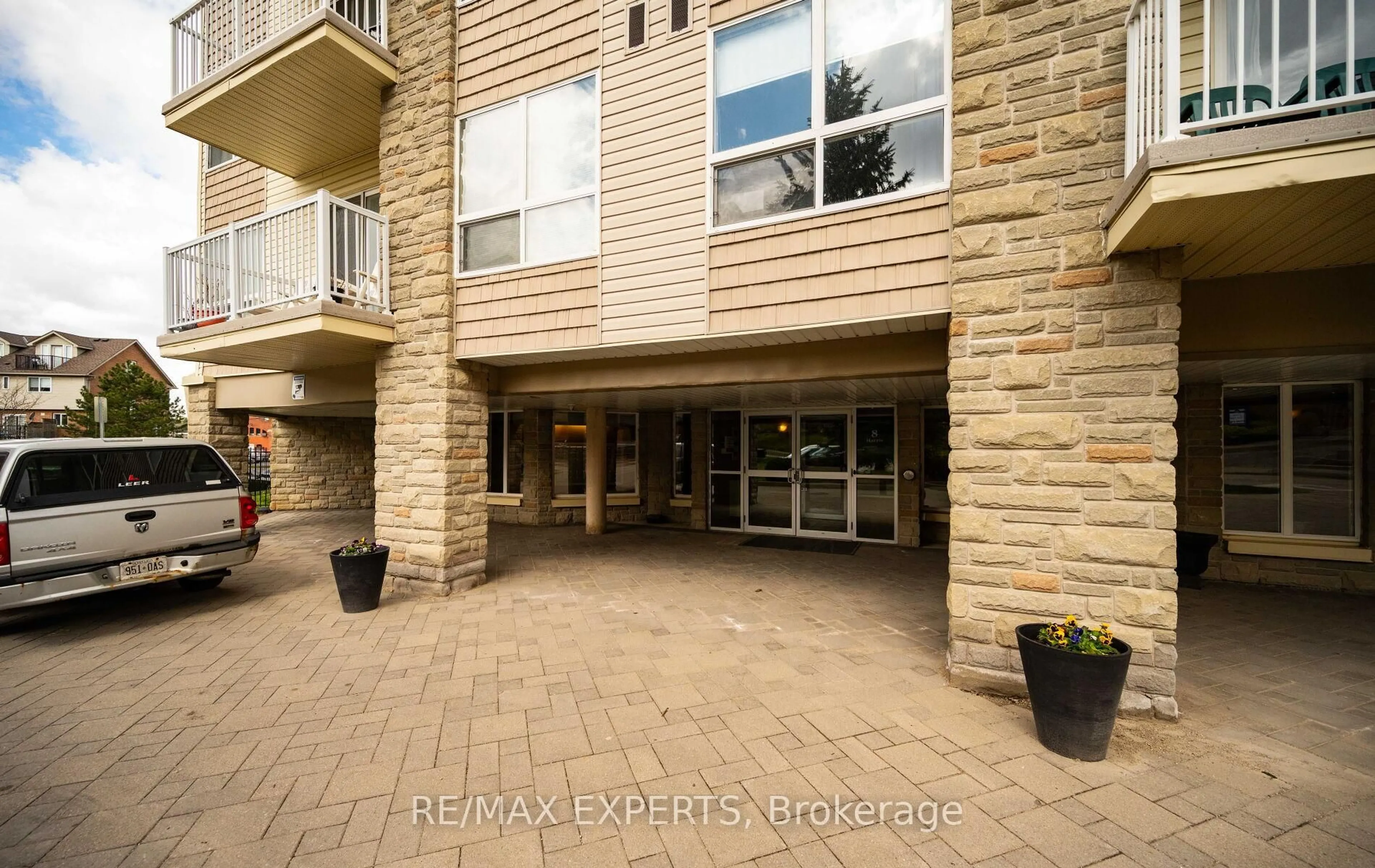 Indoor foyer for 8 Harris St #319, Cambridge Ontario N1R 8R1
