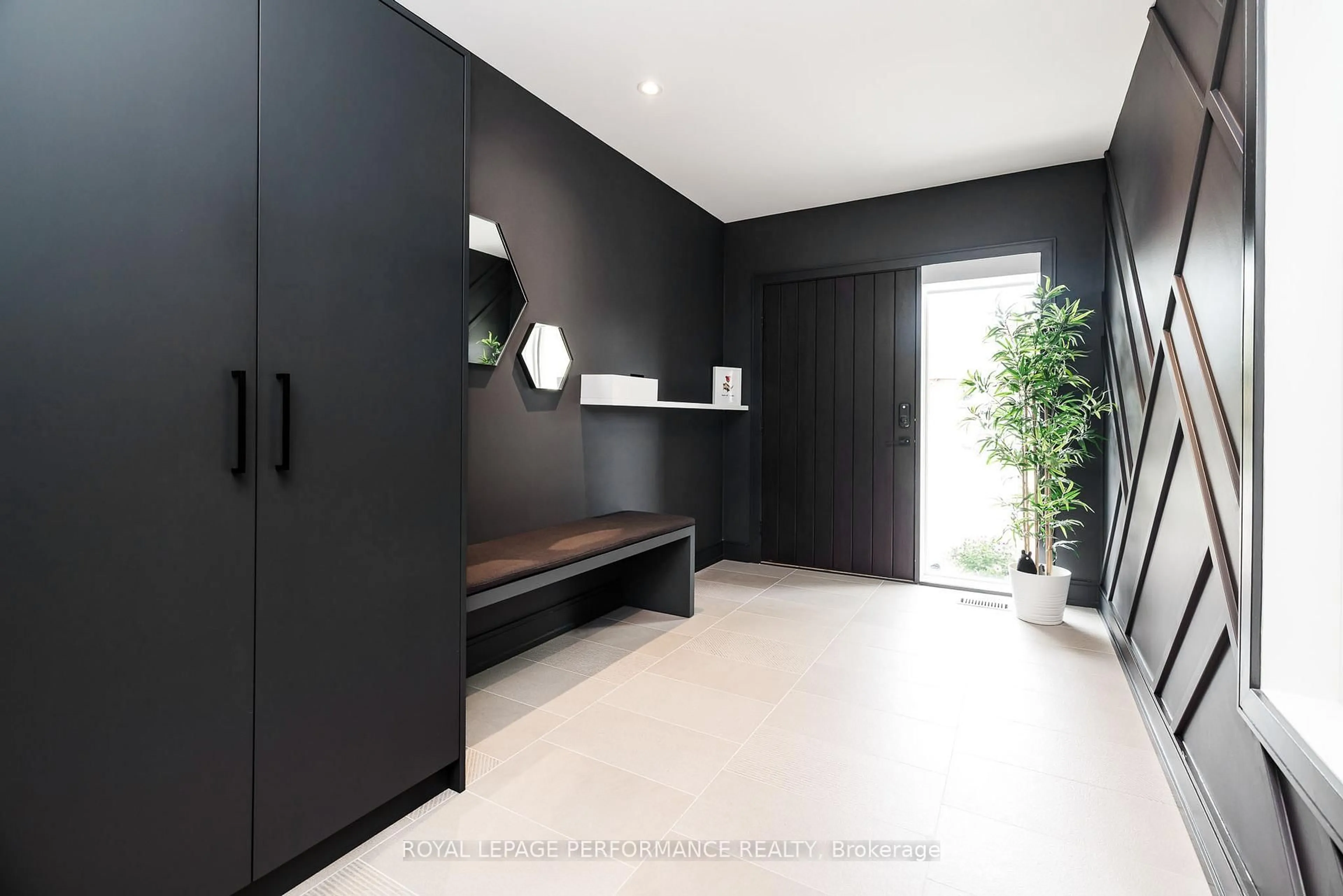 Indoor entryway for 330 Kenwood Ave, Ottawa Ontario K1Z 8N2