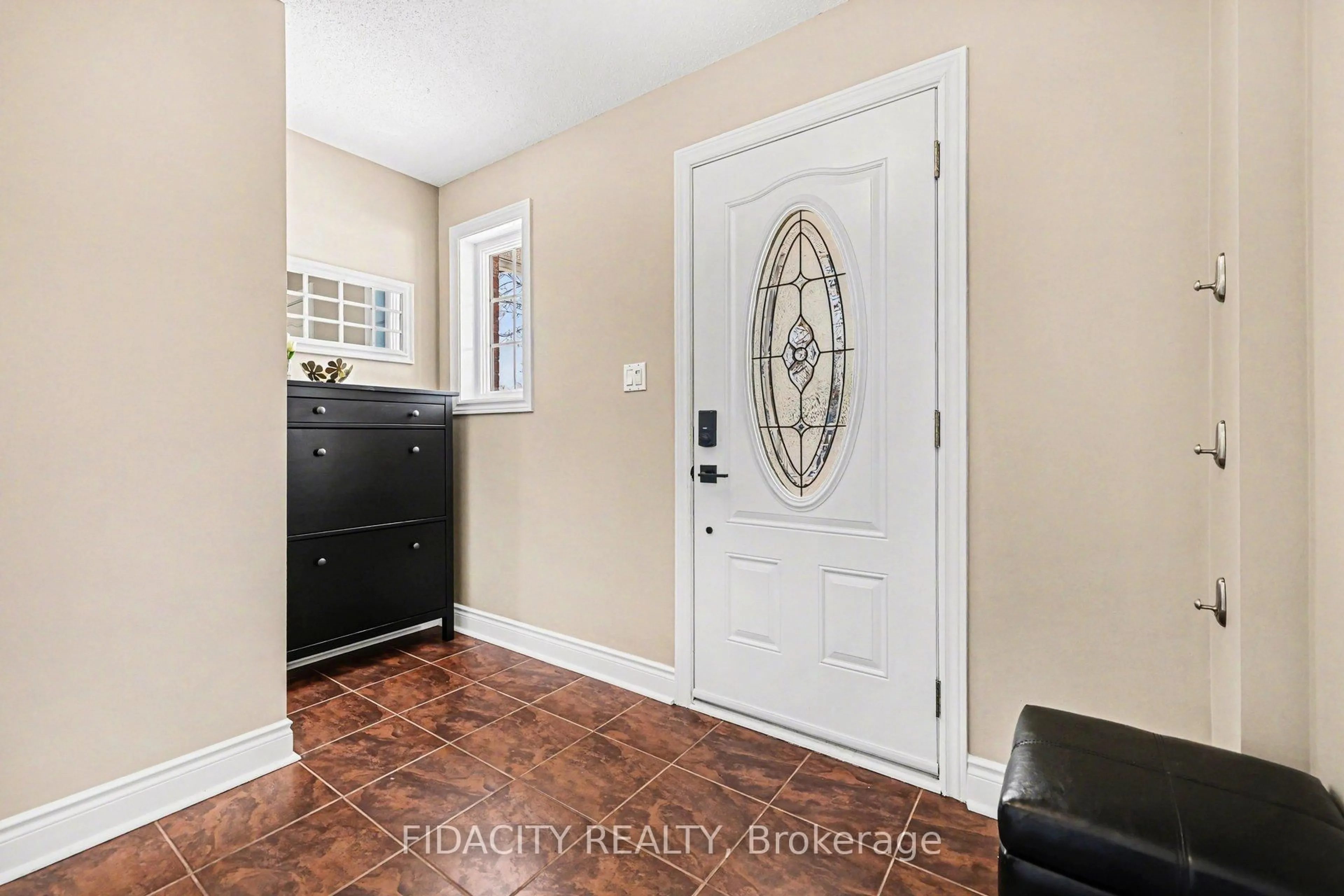 Indoor entryway for 21 West Ridge Dr, Stittsville Ontario K2S 1S4