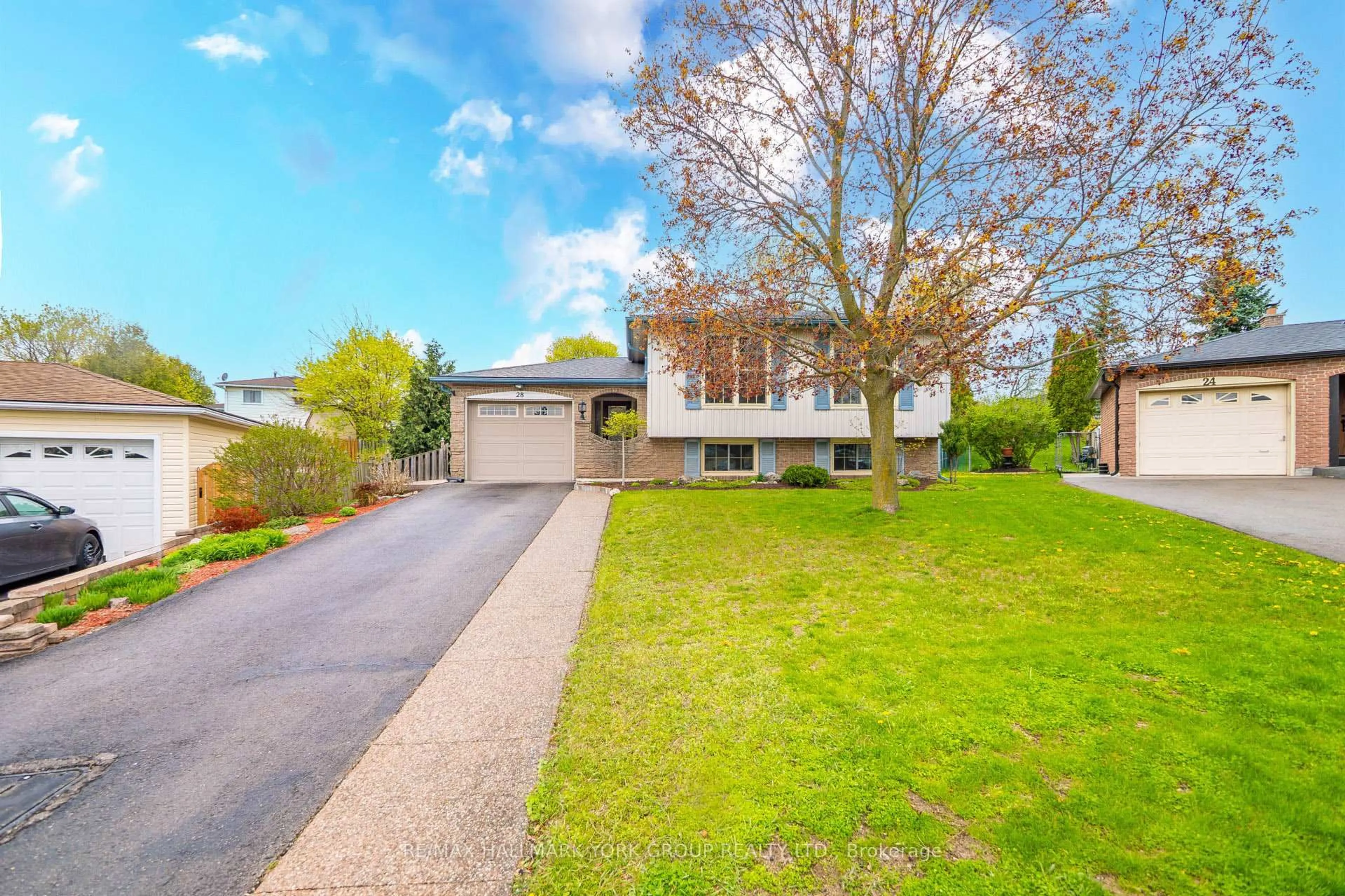 A pic from outside/outdoor area/front of a property/back of a property/a pic from drone, street for 28 Rudi Crt, Cambridge Ontario N3C 3B5