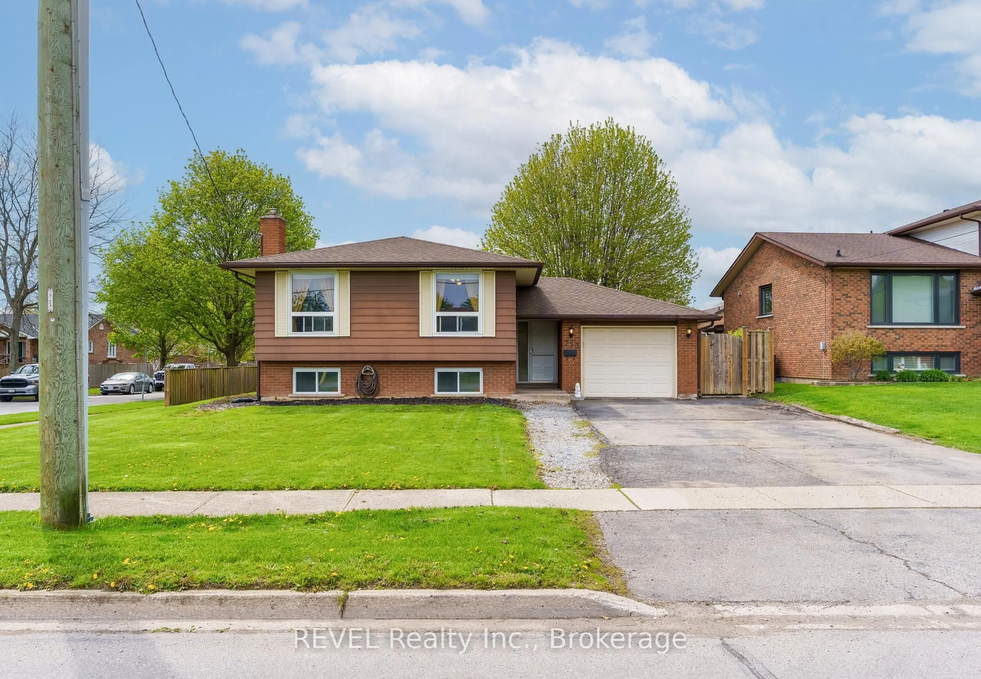 Home with brick exterior material, street for 733 Clare Ave, Welland Ontario L3C 3B9