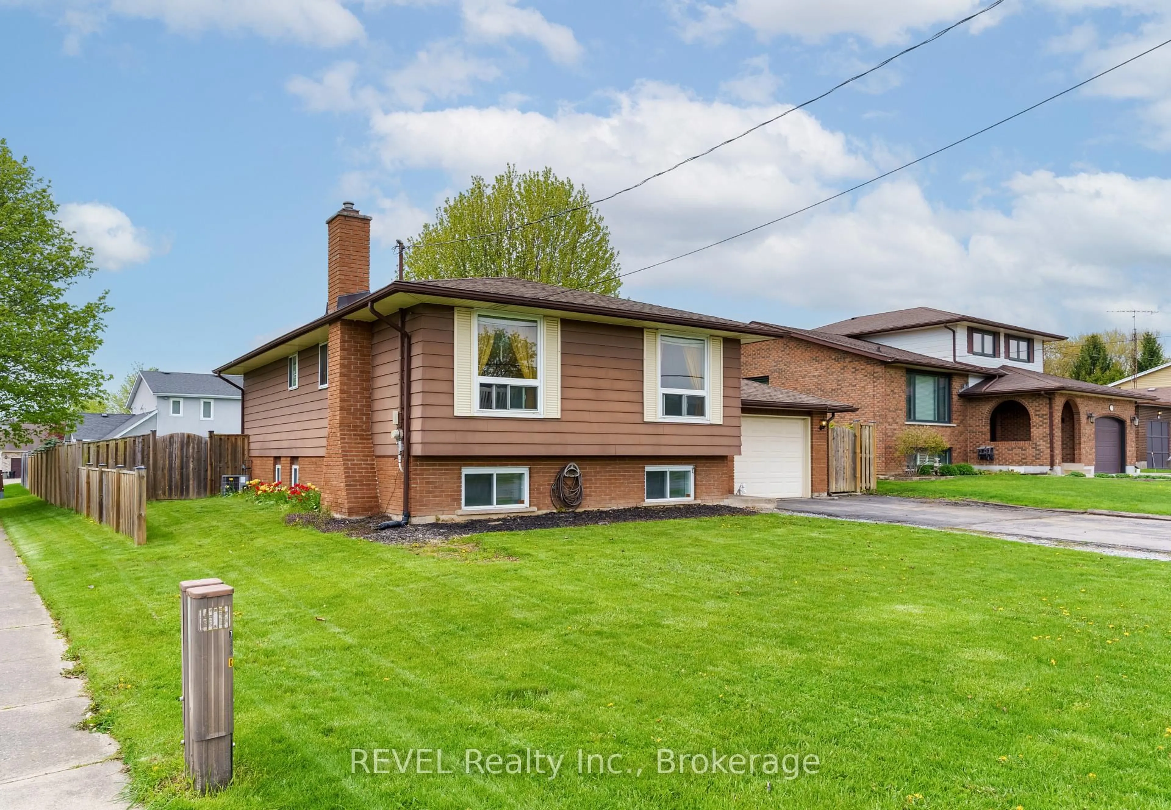 Home with brick exterior material, street for 733 Clare Ave, Welland Ontario L3C 3B9