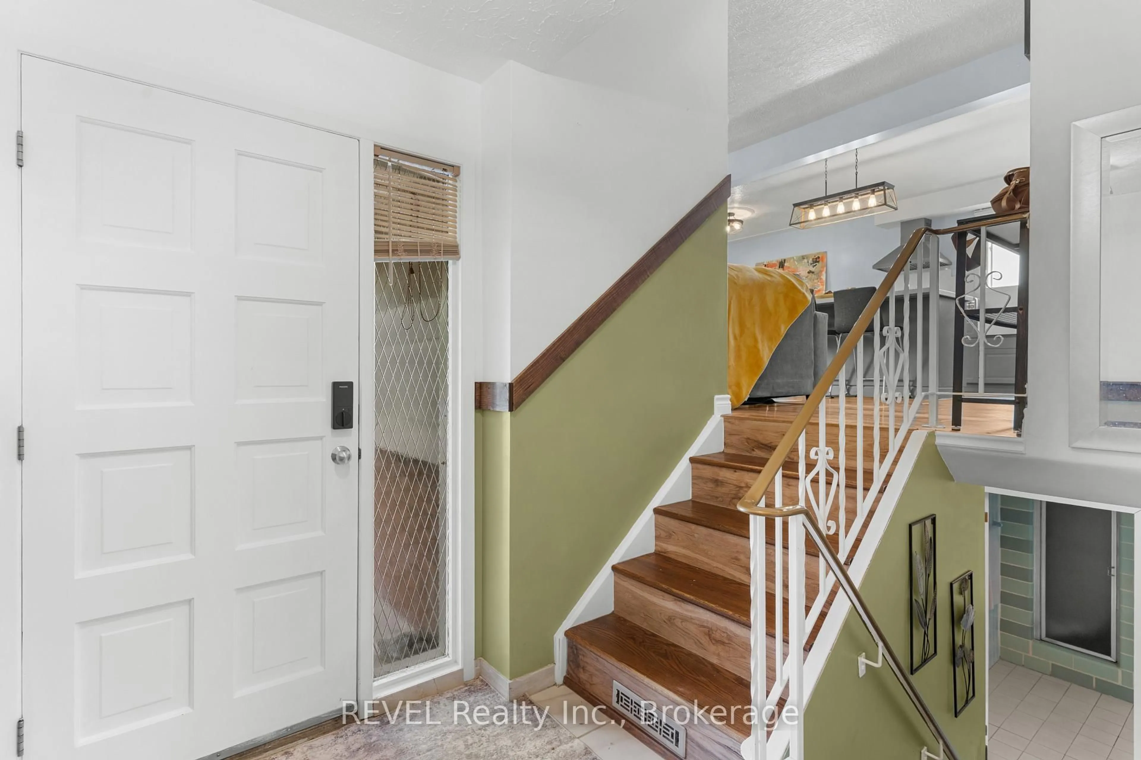 Indoor entryway for 733 Clare Ave, Welland Ontario L3C 3B9