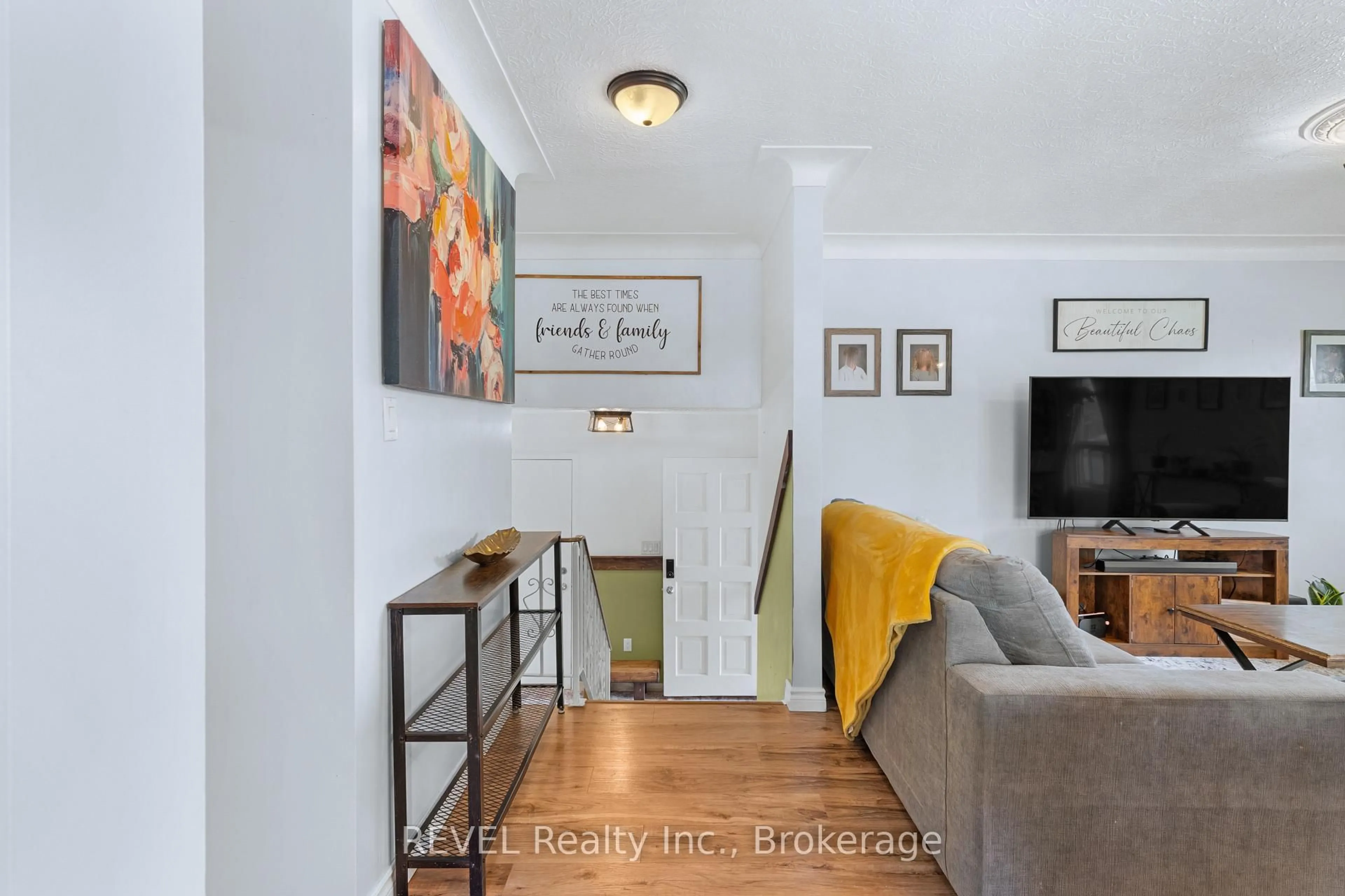 Living room with furniture, unknown for 733 Clare Ave, Welland Ontario L3C 3B9