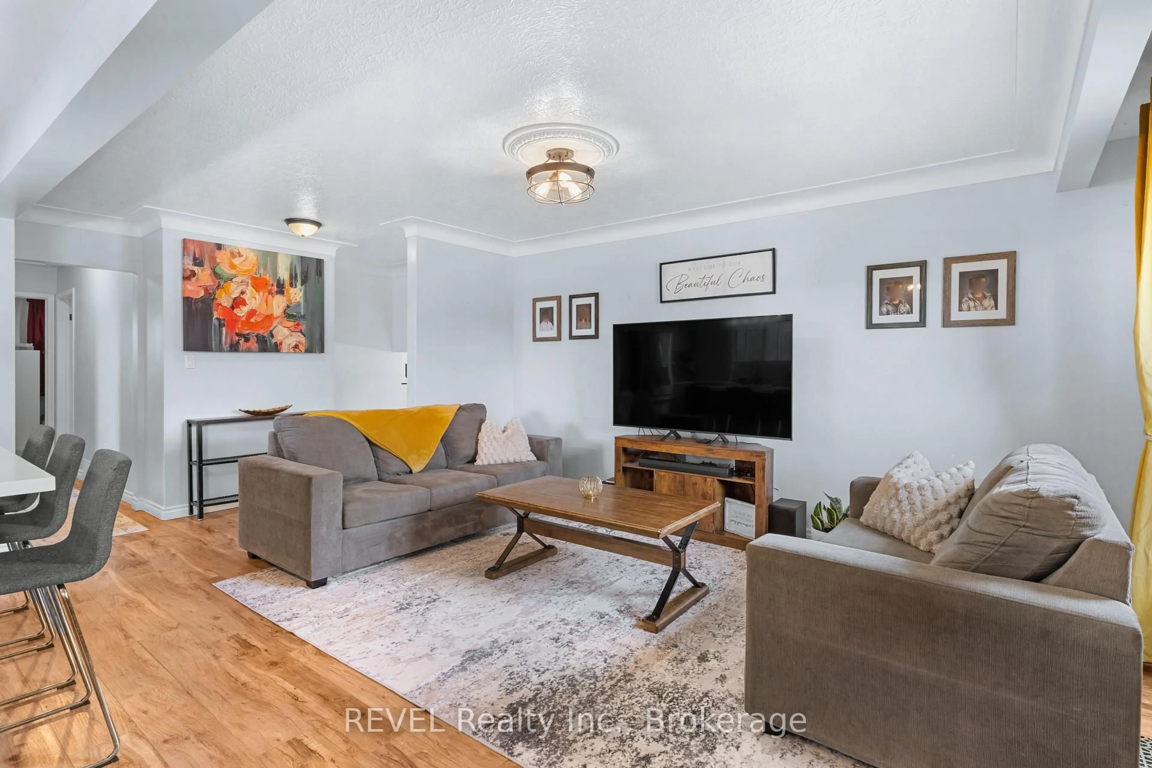Living room with furniture, wood/laminate floor for 733 Clare Ave, Welland Ontario L3C 3B9