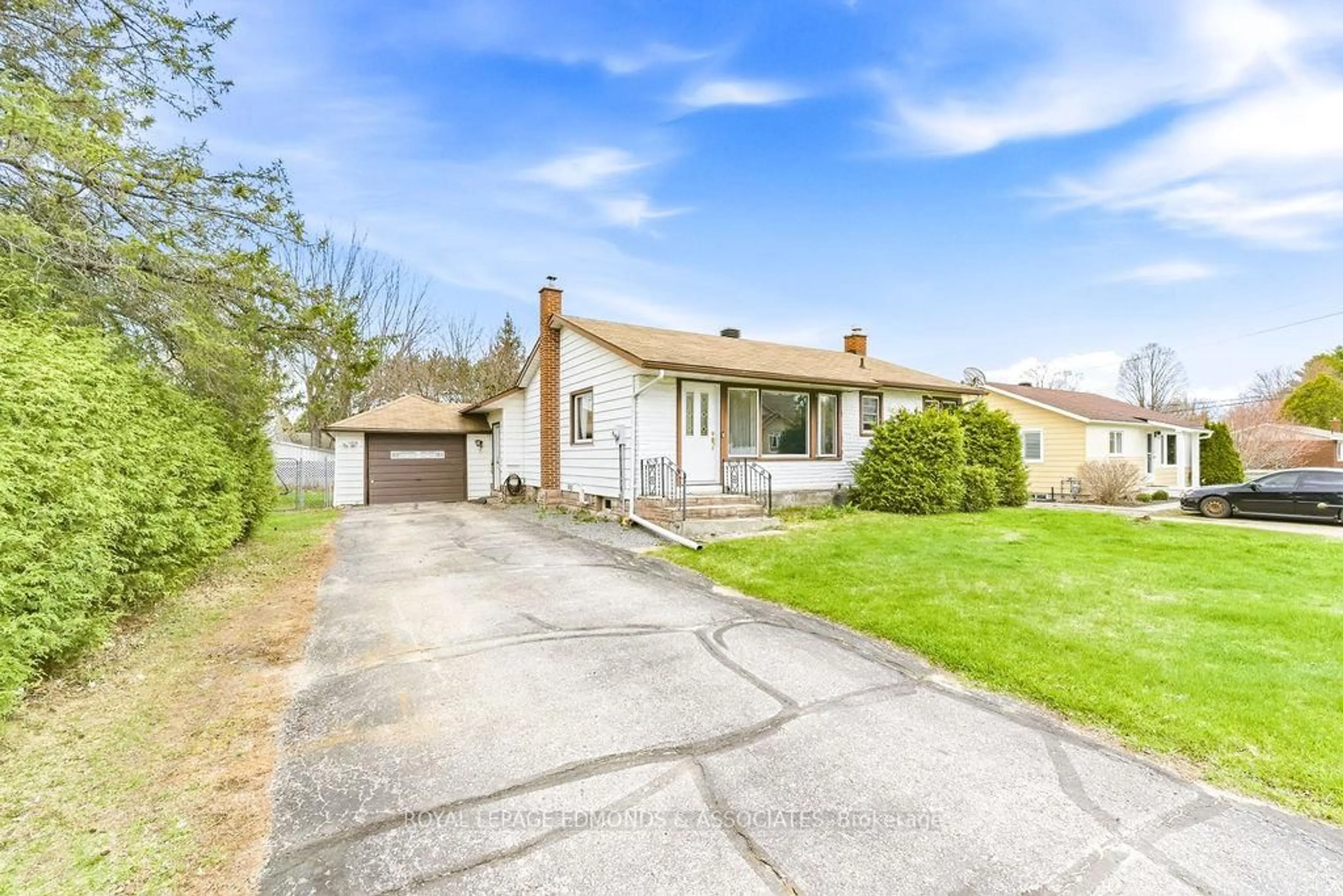 A pic from outside/outdoor area/front of a property/back of a property/a pic from drone, street for 1211 Zadow St, Pembroke Ontario K8A 6W8