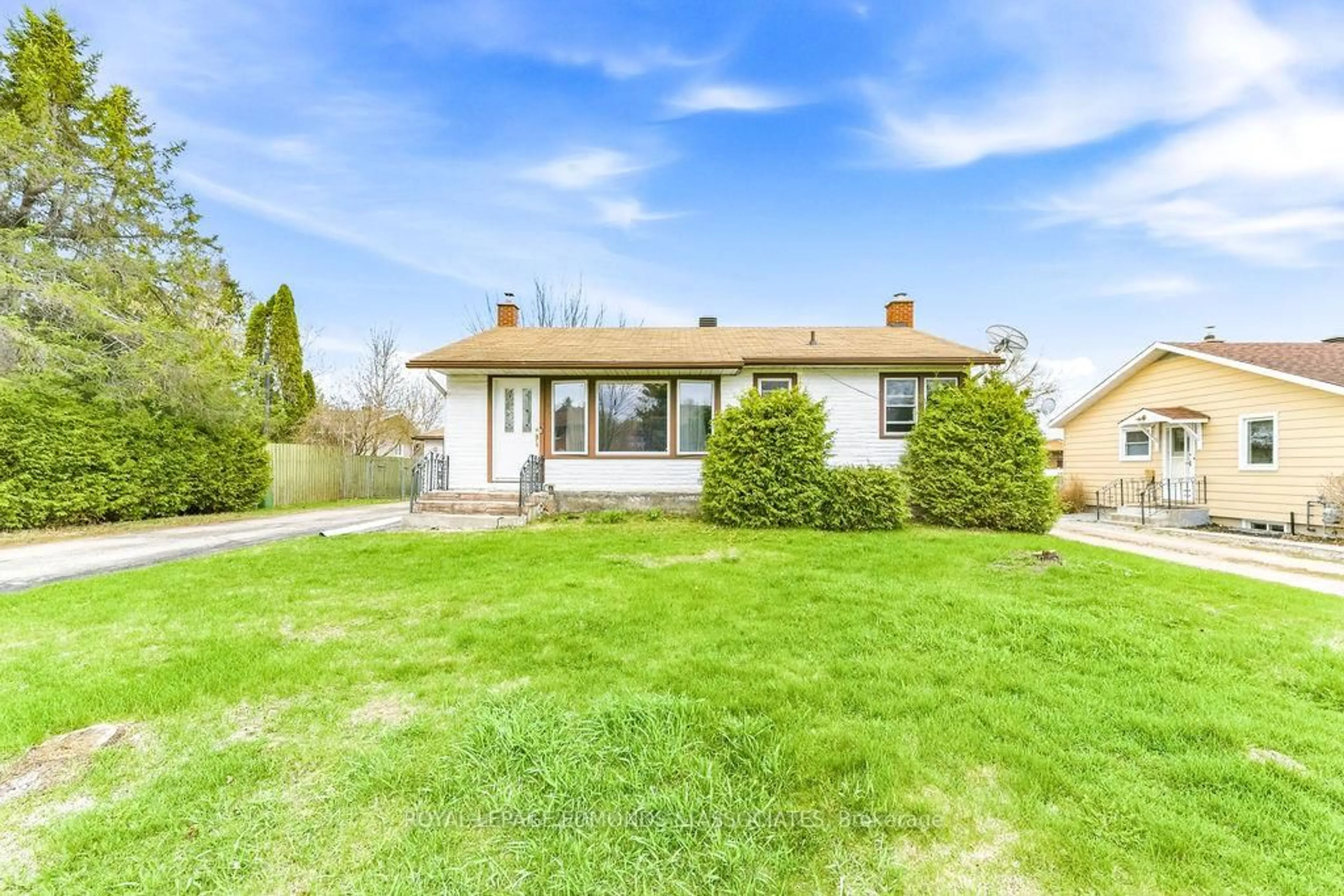Home with vinyl exterior material, street for 1211 Zadow St, Pembroke Ontario K8A 6W8