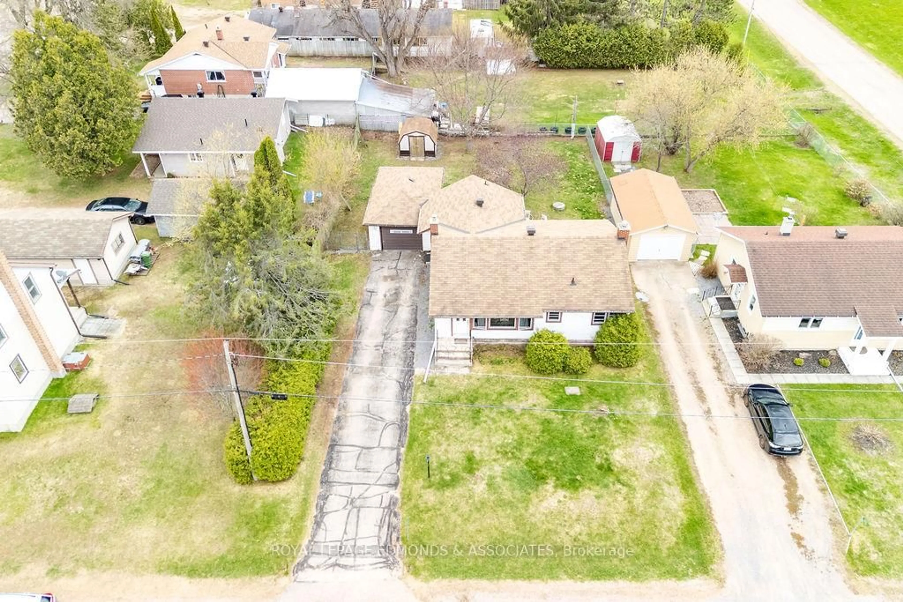 A pic from outside/outdoor area/front of a property/back of a property/a pic from drone, street for 1211 Zadow St, Pembroke Ontario K8A 6W8