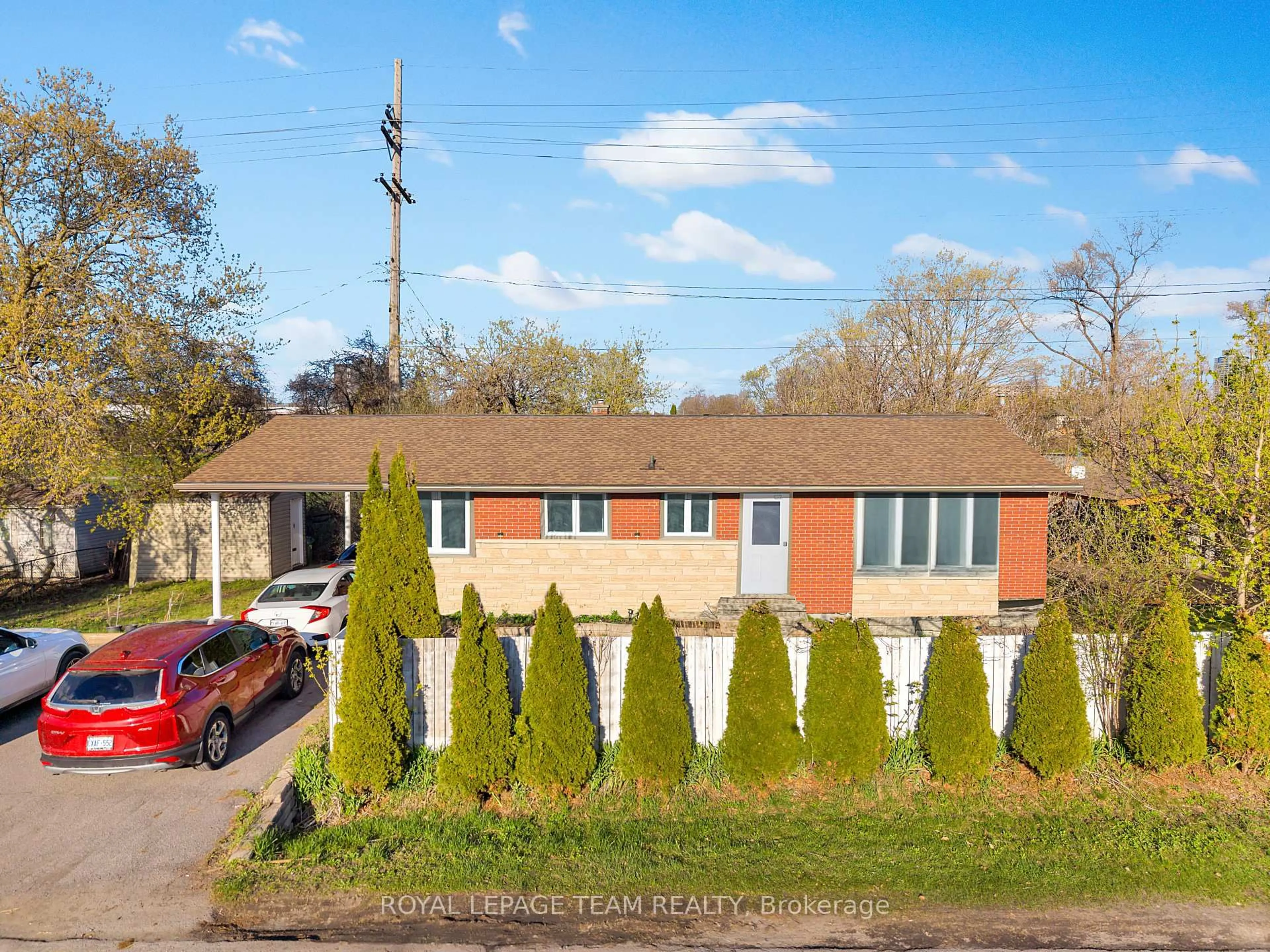 A pic from outside/outdoor area/front of a property/back of a property/a pic from drone, building for 925 MOORVALE St, Ottawa Ontario K1K 3K9