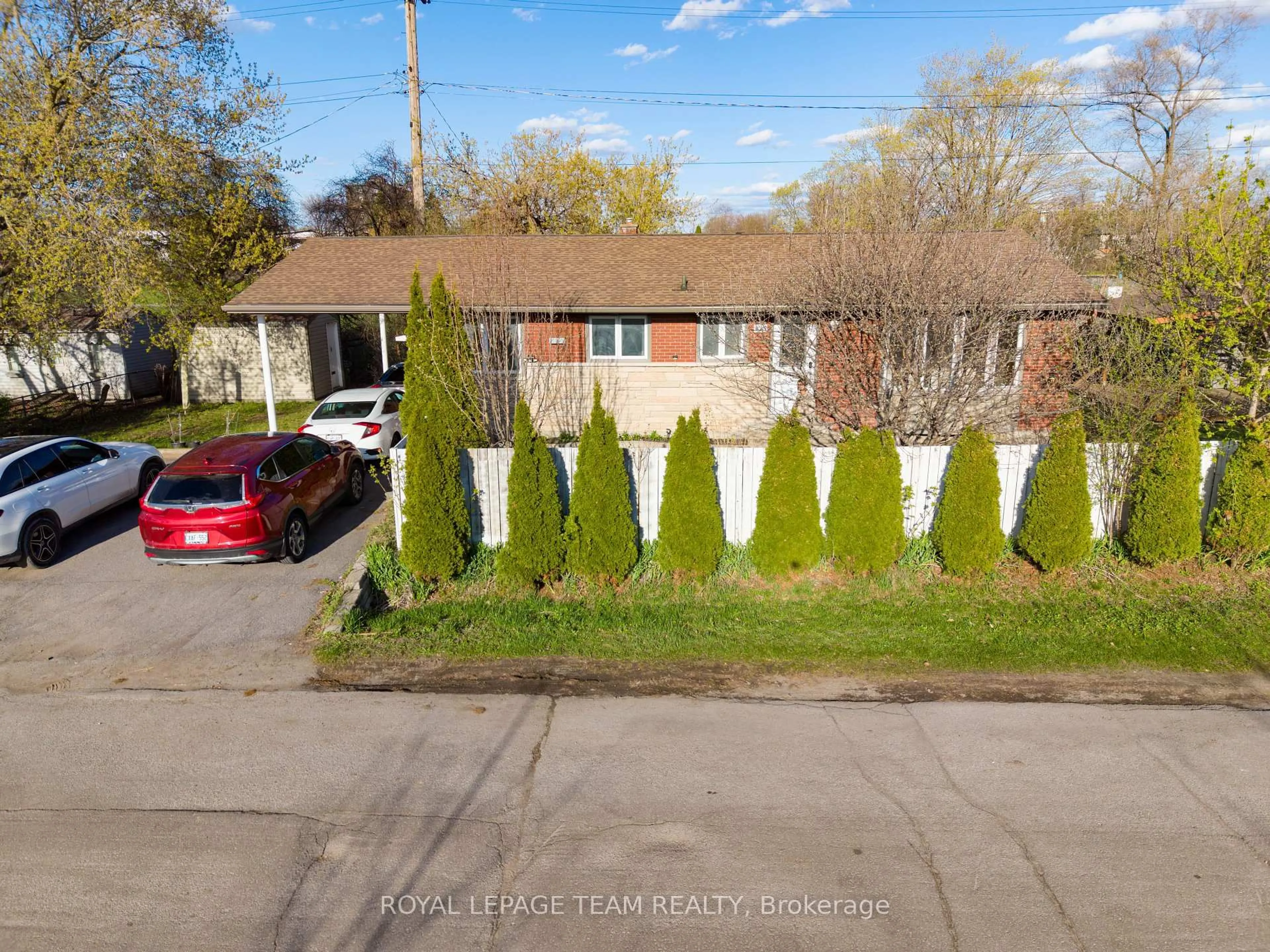 A pic from outside/outdoor area/front of a property/back of a property/a pic from drone, street for 925 MOORVALE St, Ottawa Ontario K1K 3K9