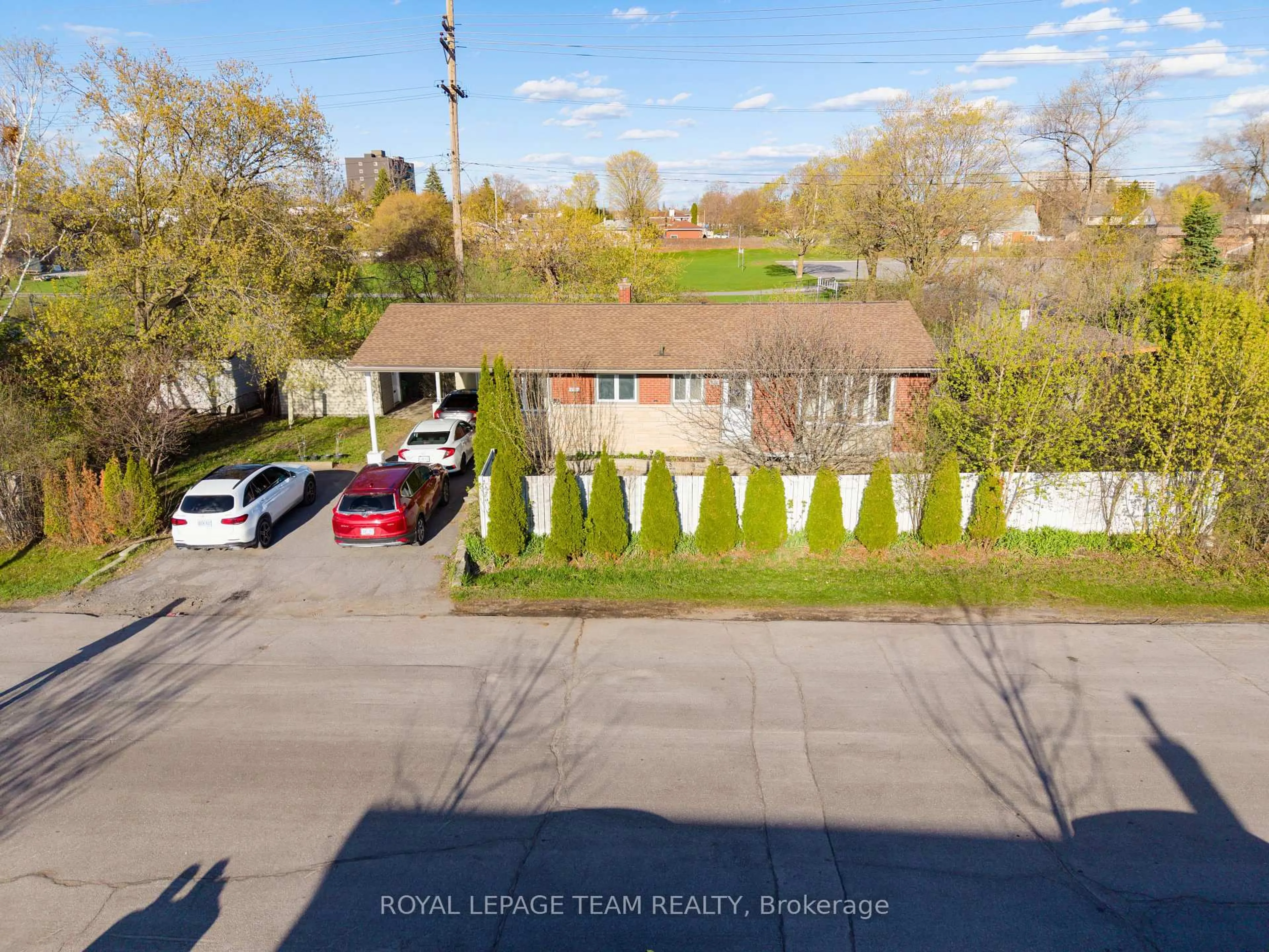A pic from outside/outdoor area/front of a property/back of a property/a pic from drone, street for 925 MOORVALE St, Ottawa Ontario K1K 3K9