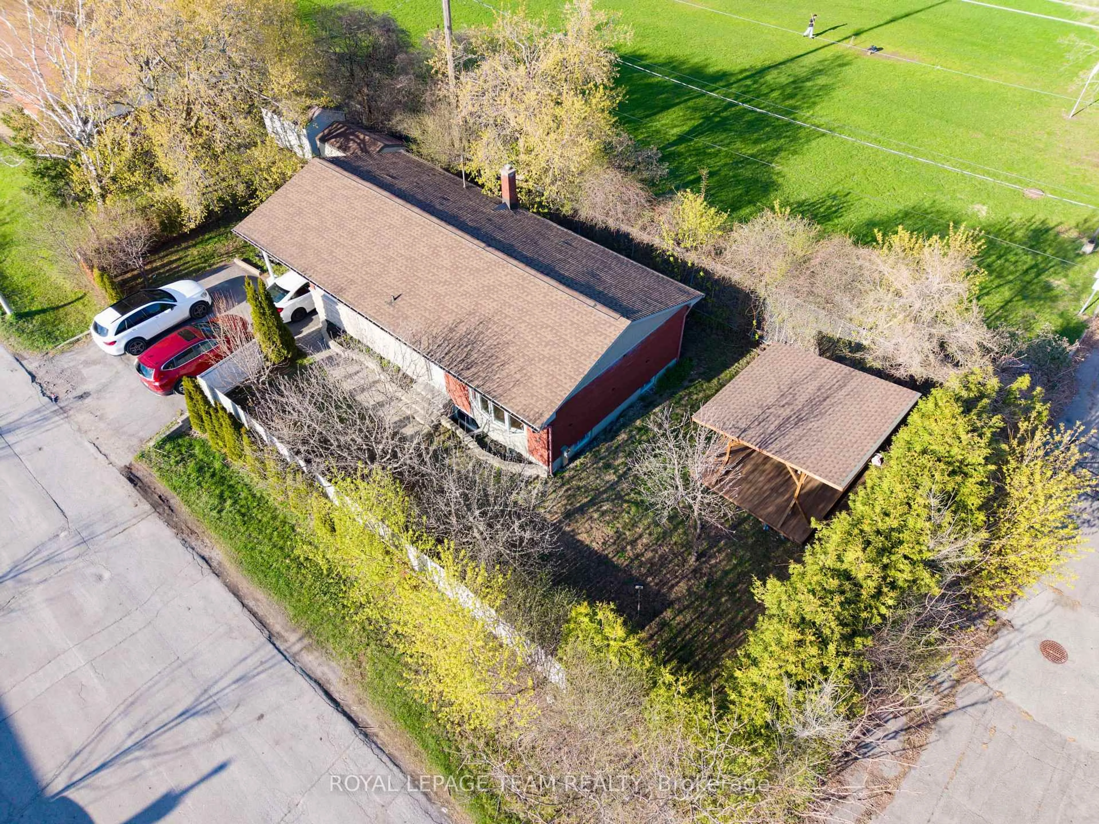 A pic from outside/outdoor area/front of a property/back of a property/a pic from drone, building for 925 MOORVALE St, Ottawa Ontario K1K 3K9