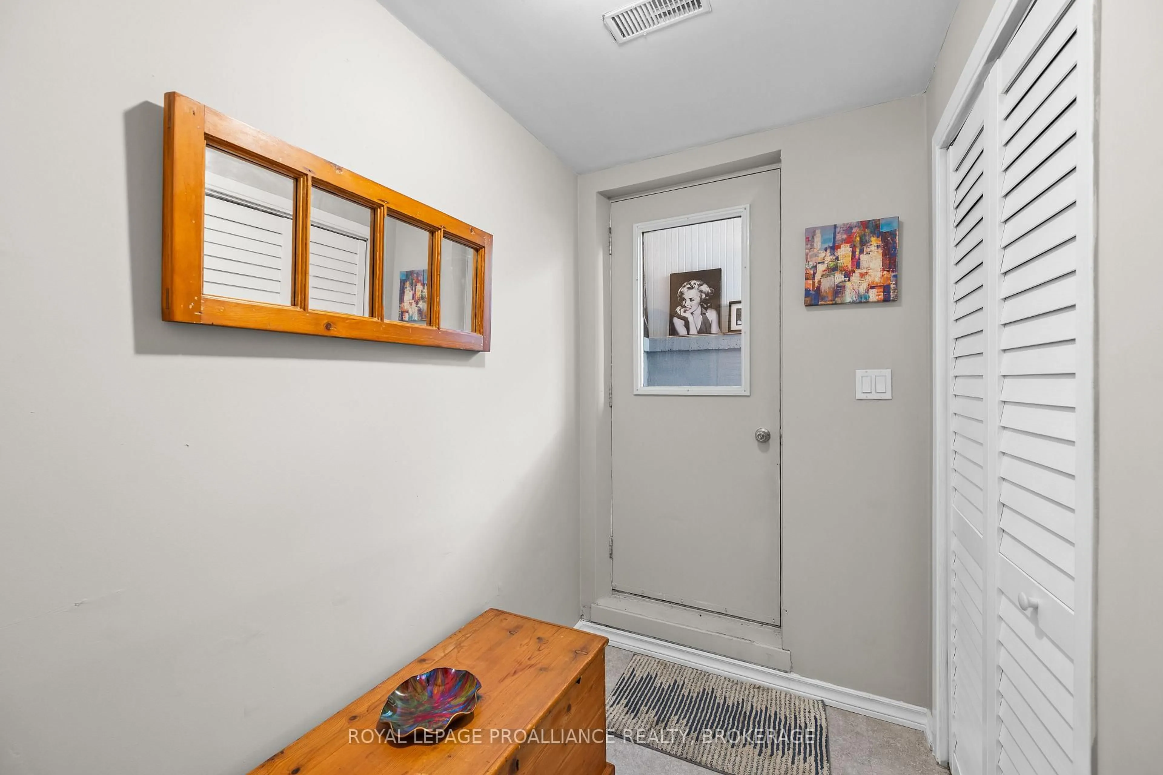 Indoor entryway for 585 Gavin Crt, Kingston Ontario K7M 8B8