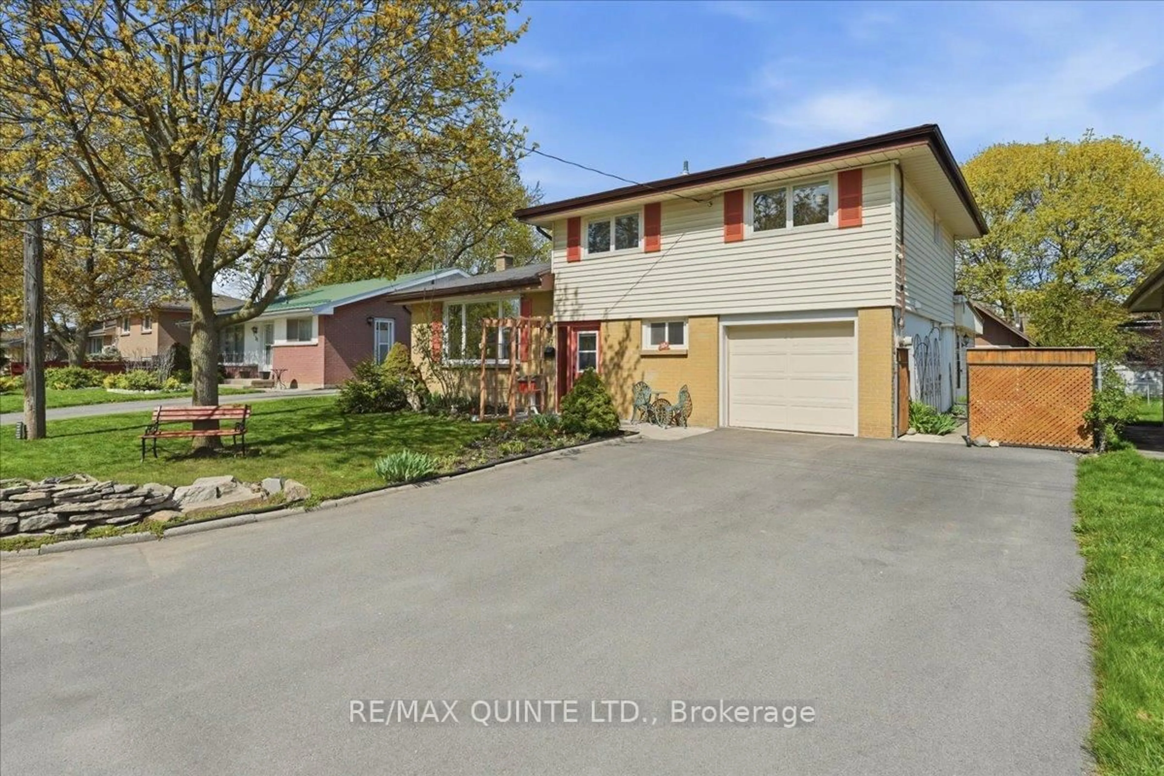 A pic from outside/outdoor area/front of a property/back of a property/a pic from drone, street for 37 Linton Park Rd, Belleville Ontario K8N 4K7