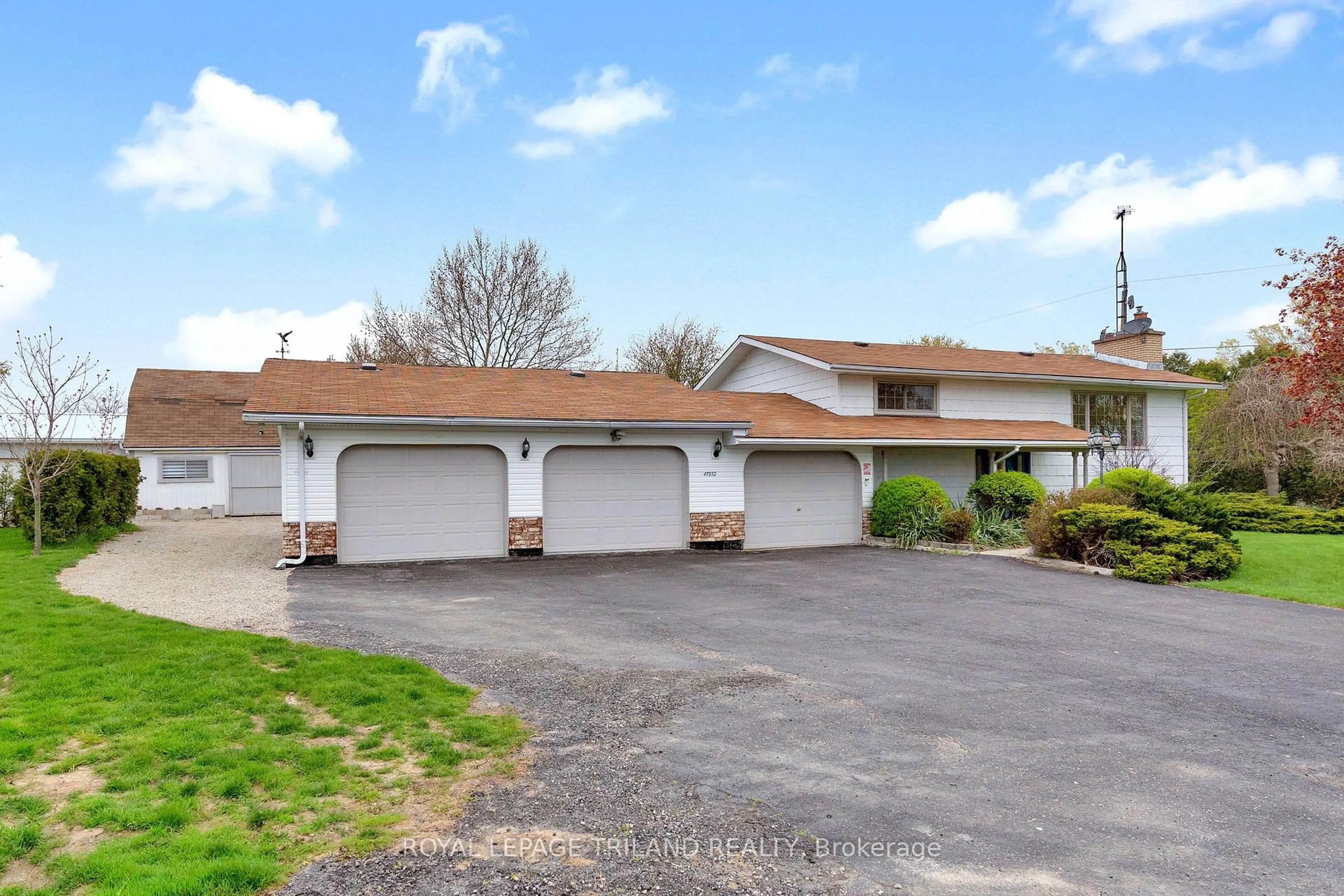 A pic from outside/outdoor area/front of a property/back of a property/a pic from drone, street for 47932 College Line, Malahide Ontario N5H 2R6