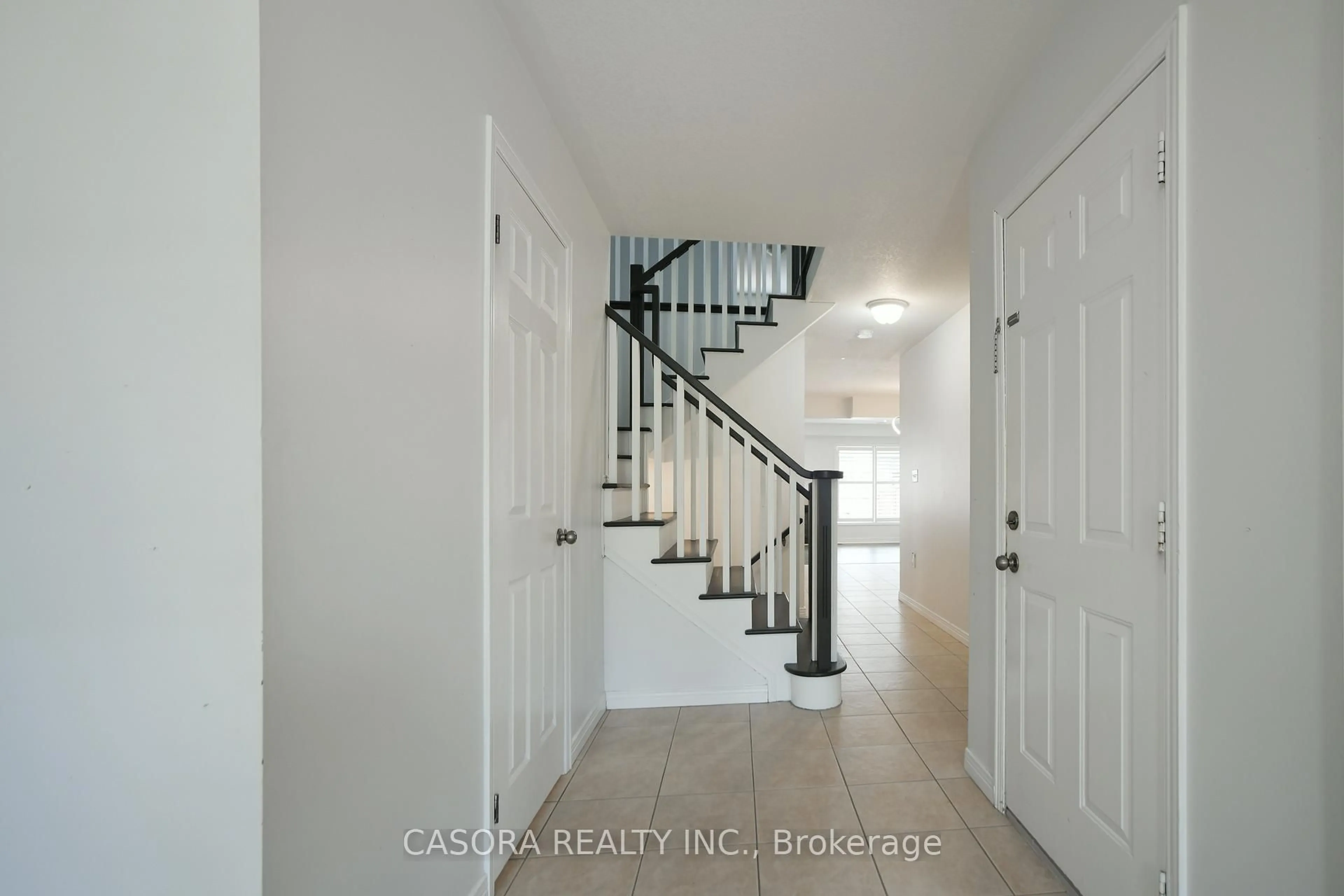 Indoor entryway for 33 Hannon Cres, Hamilton Ontario L0R 1P0