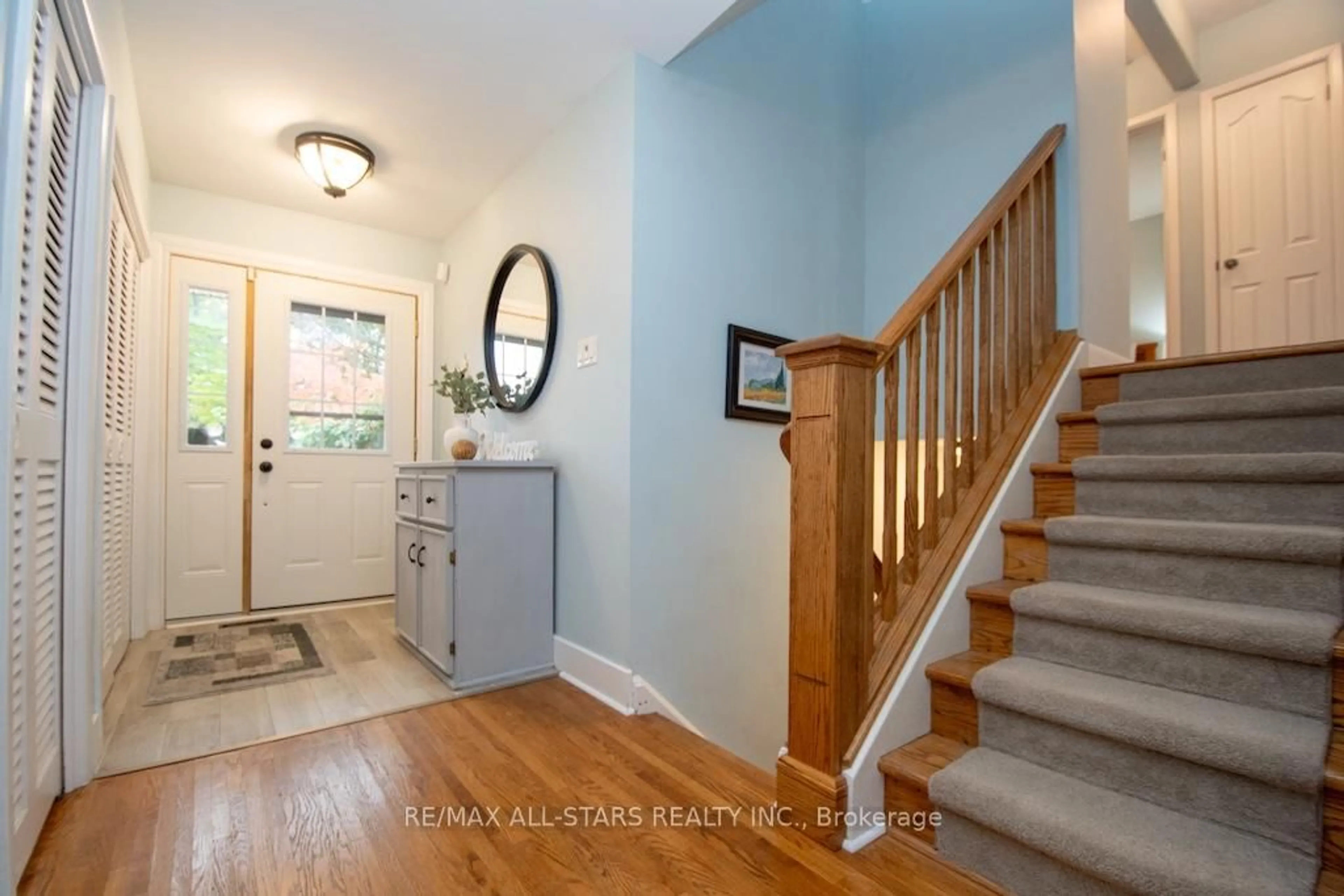 Indoor entryway for 112 Adelaide St, Kawartha Lakes Ontario K9V 4L9