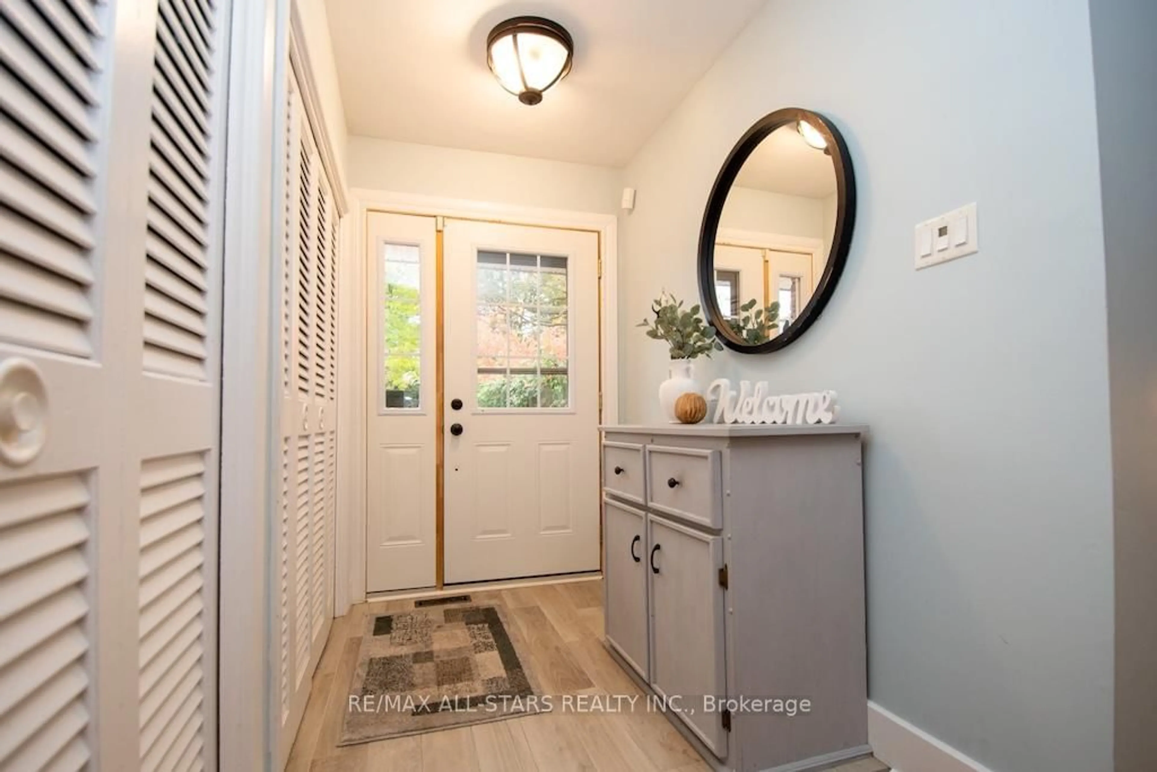 Indoor entryway for 112 Adelaide St, Kawartha Lakes Ontario K9V 4L9